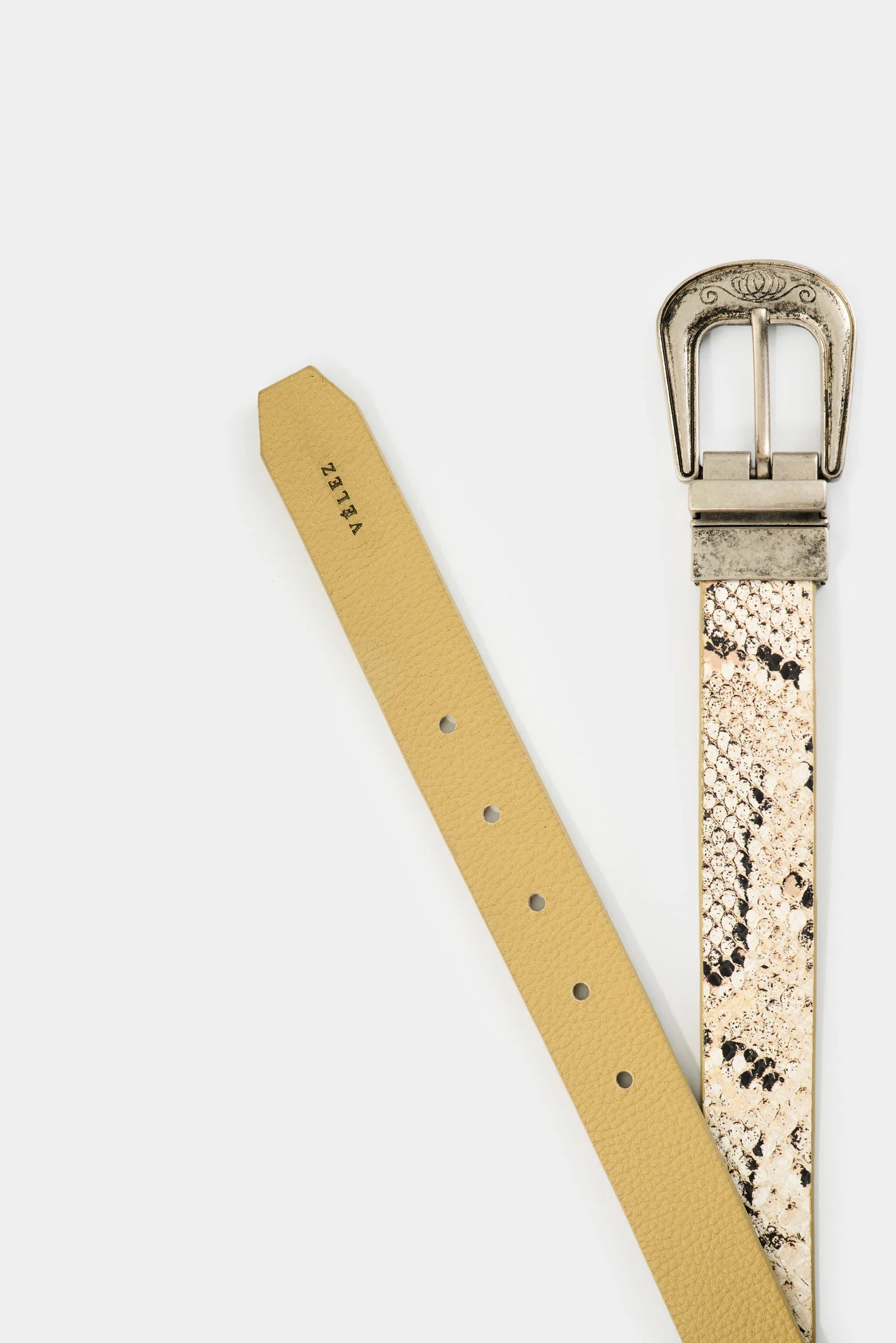 Acarí reversible snake-texture leather belt for women - Image 3