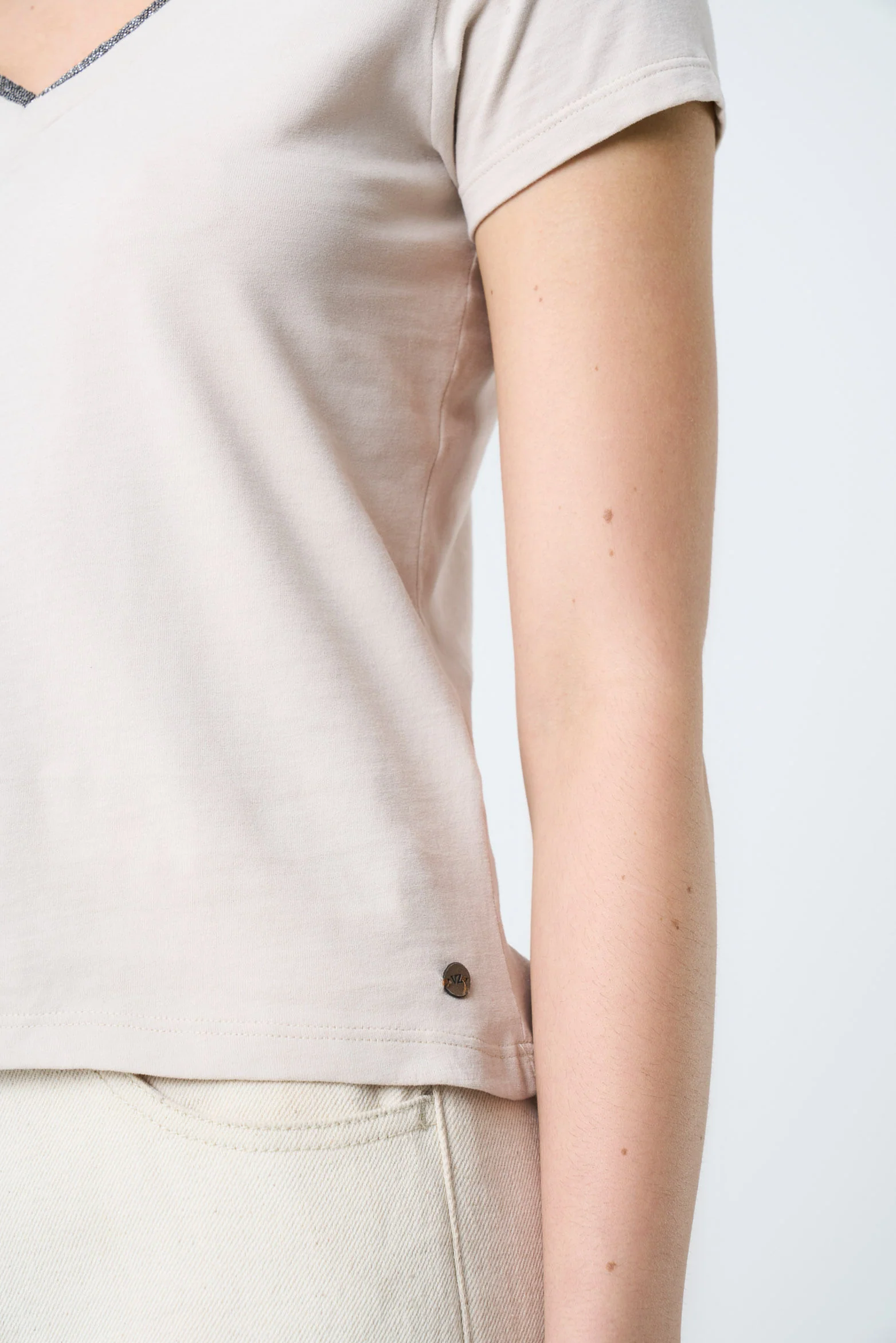 Basic T-Shirt for Women with Metallic Decorative Millaré - Image 7