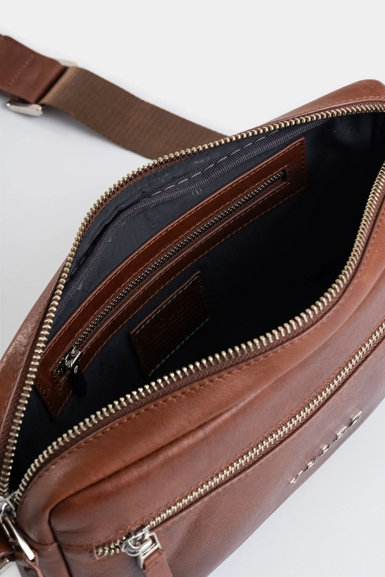 Cassat 2 leather crossbody bag for men with scriber effect - Image 5
