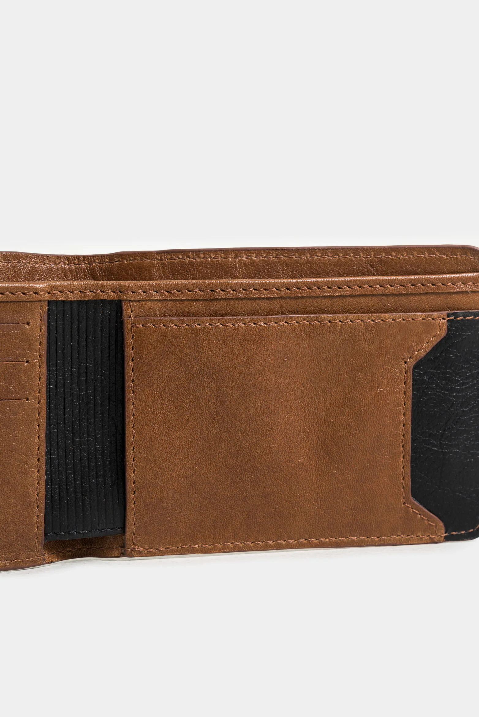 Ciboria Leather Wallet for Men with Color Contrast - Image 4