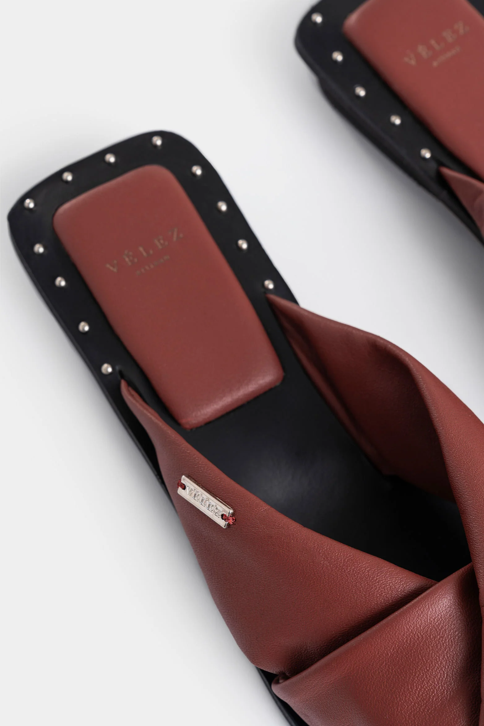 Circe Flat Leather Sandals for Women with Crossed Detail - Image 5