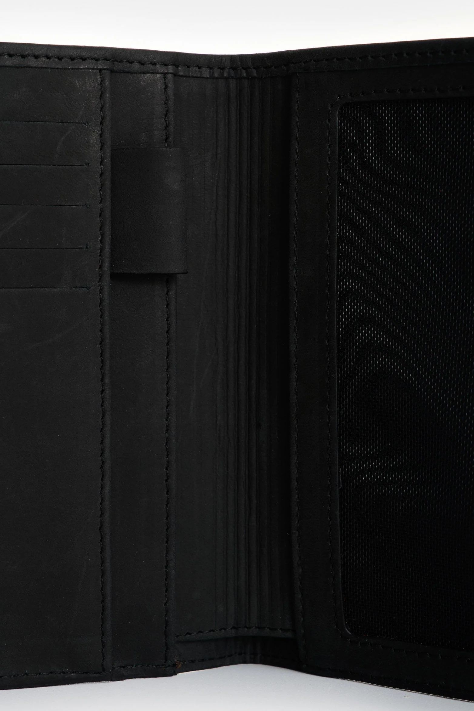 Elon lightweight leather passport holder for men - Image 4