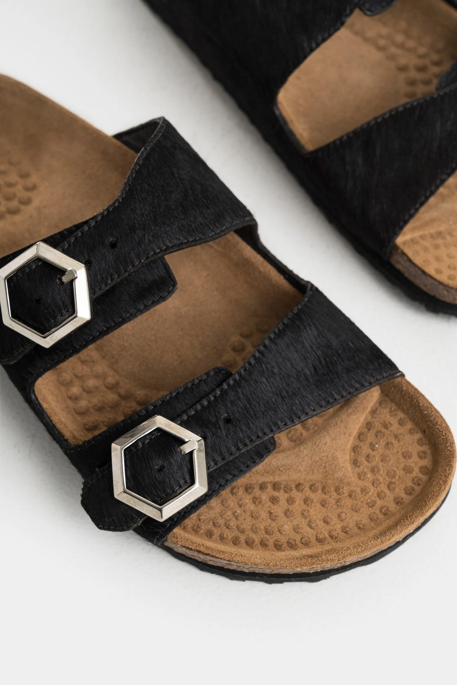 Flat Sandal in Fur Leather for Women with Hexagonal Buckles - Image 5