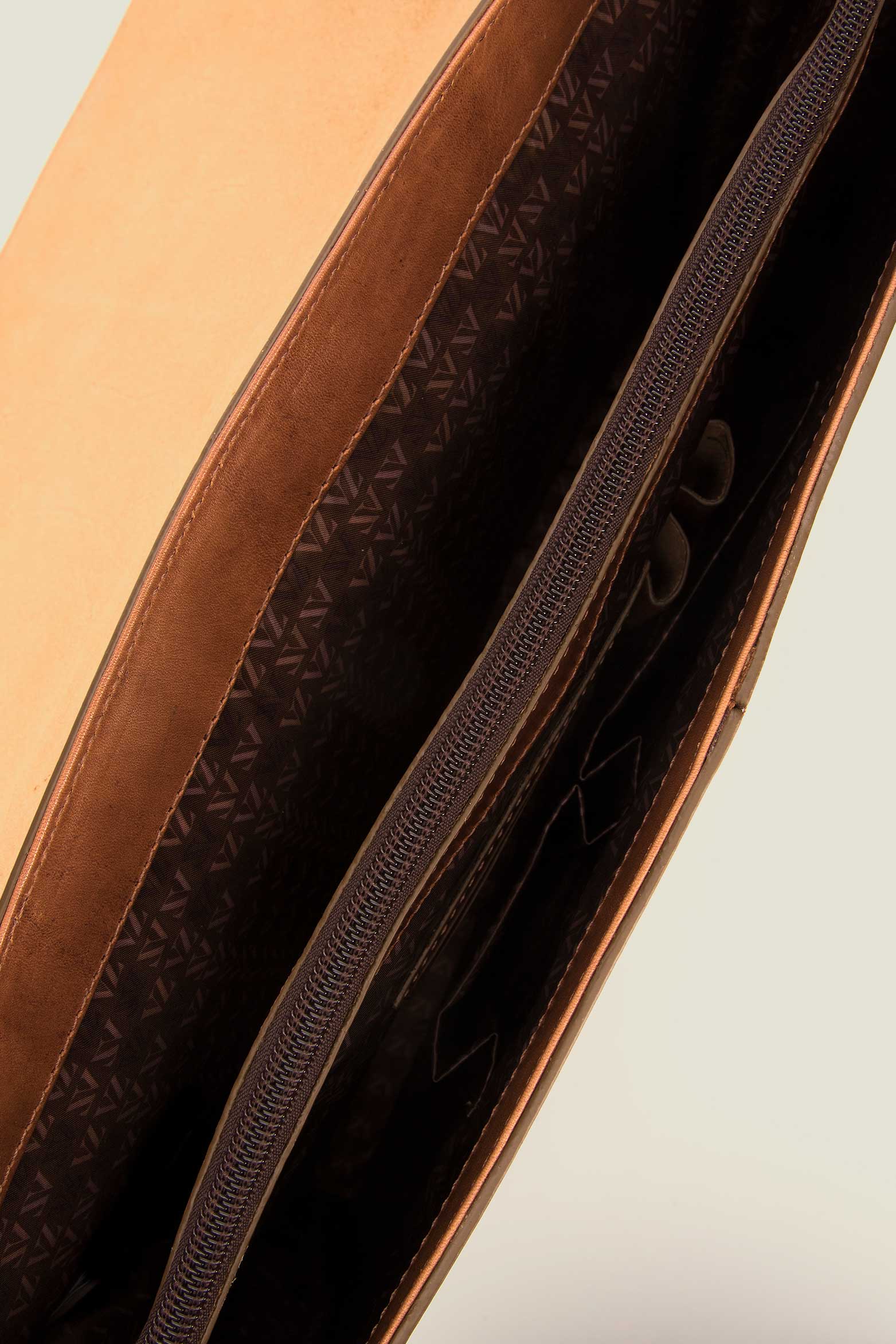 Men’s Aperto Leather Laptop Briefcase - Image 6