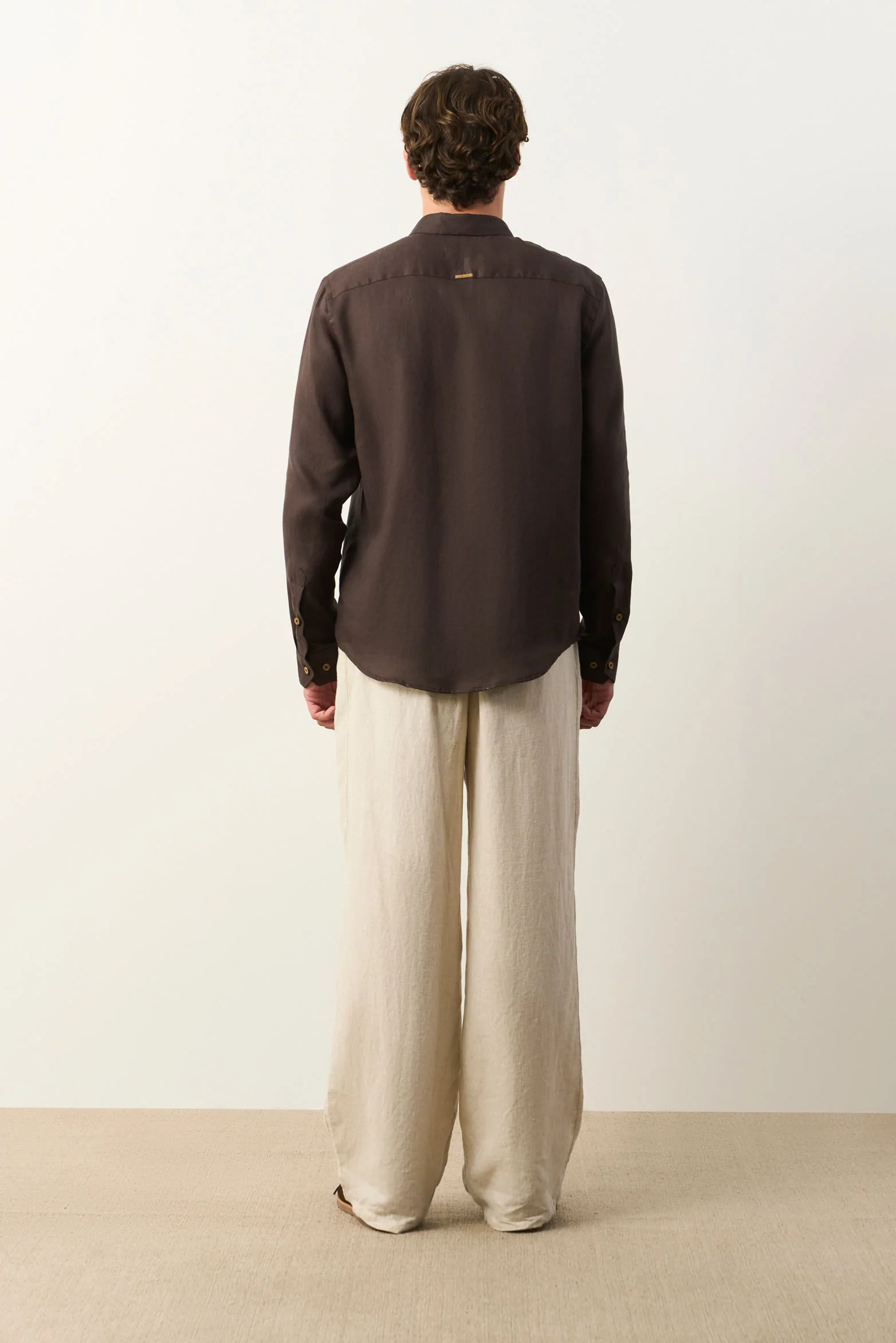 Men's Semi-Fitted Long Sleeve Linen Shirt - Image 3