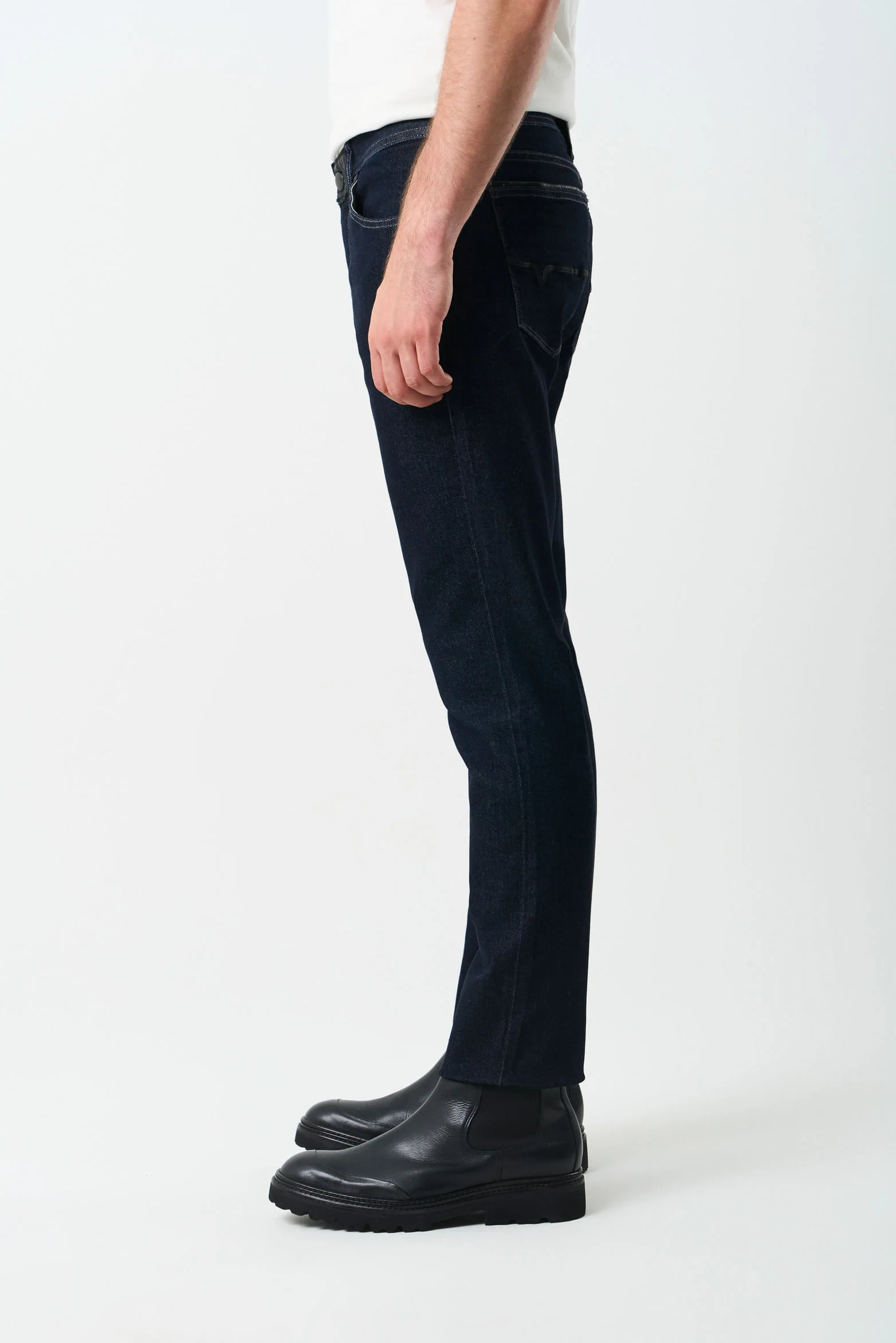 Men's semi-fitted obi jean with leather detail - Image 5