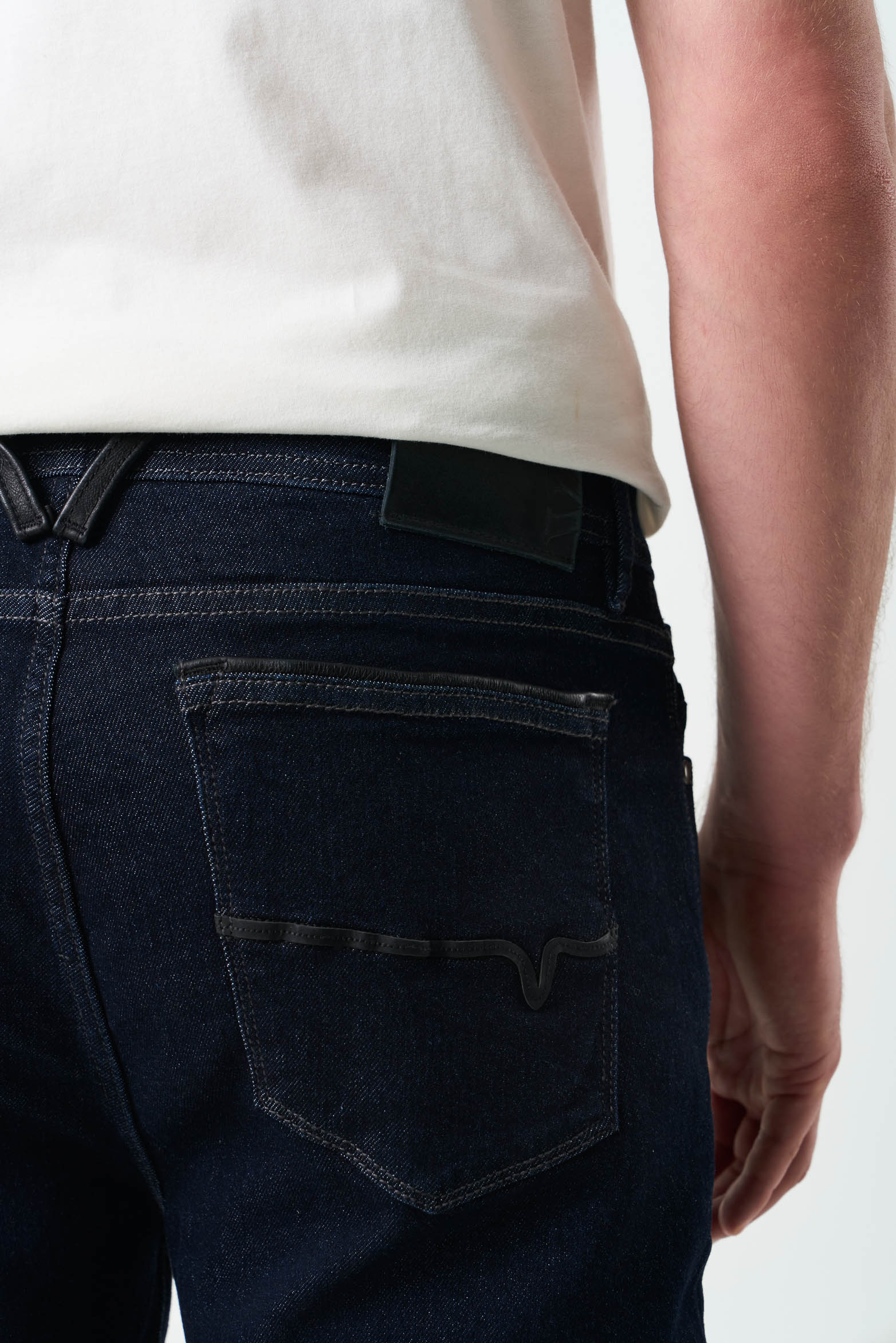 Men's semi-fitted obi jean with leather detail - Image 7