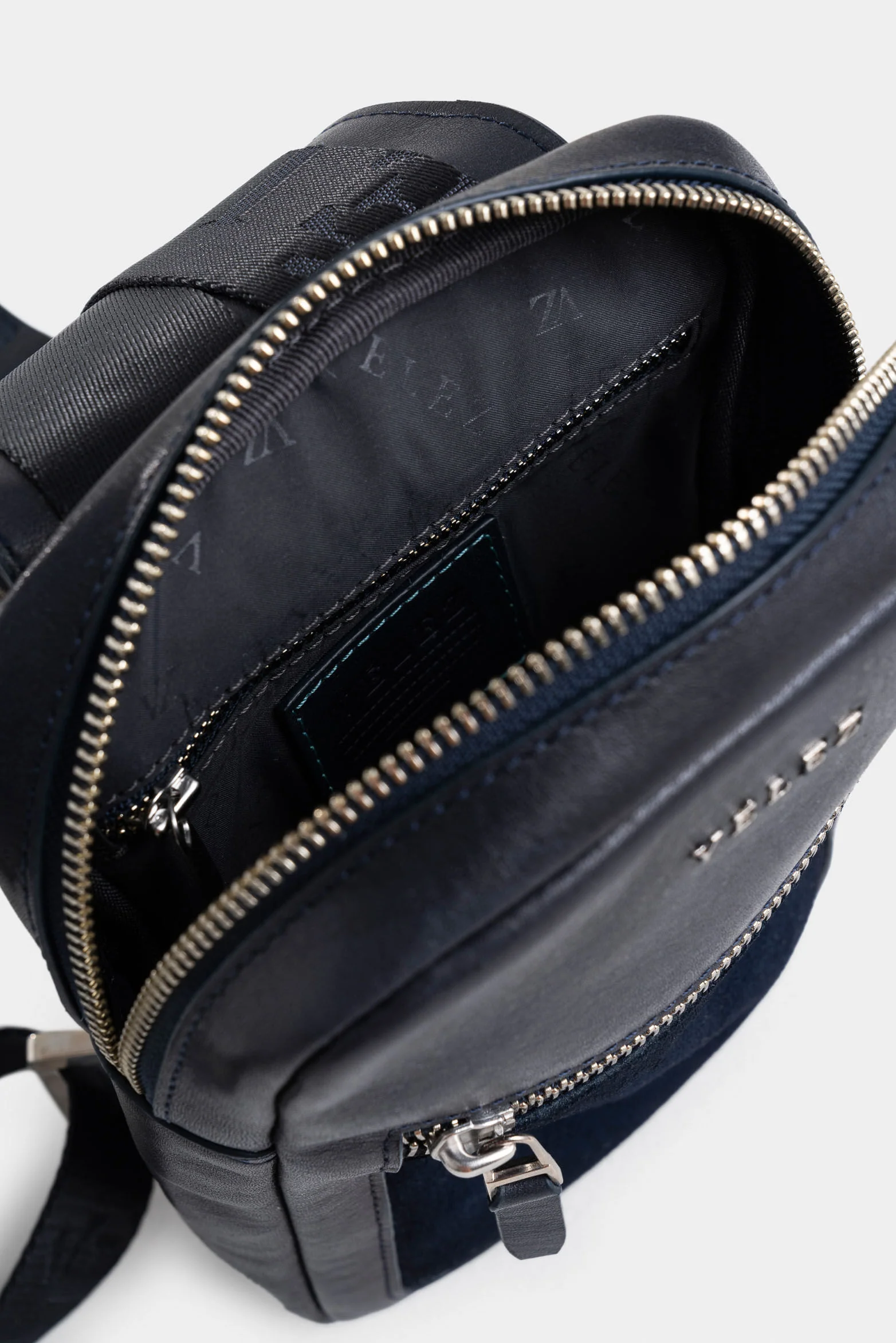 Mikeno 3 Aged Leather Hands-Free Bag for Men - Image 5