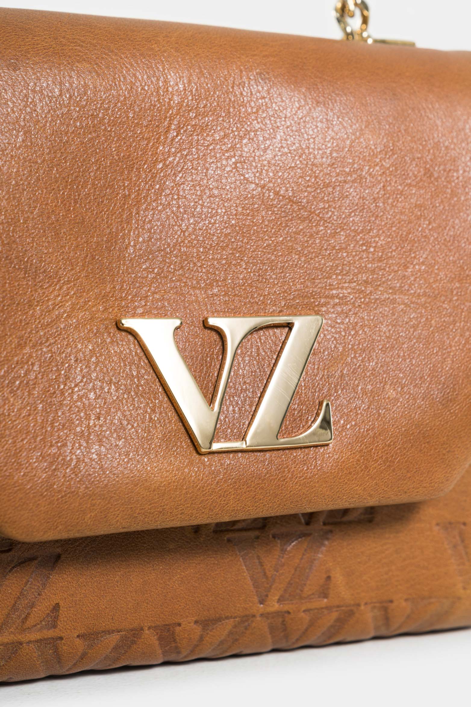 Mini Lili 2.0 Hands-Free Leather Bag with Metallic Chain - Image 4
