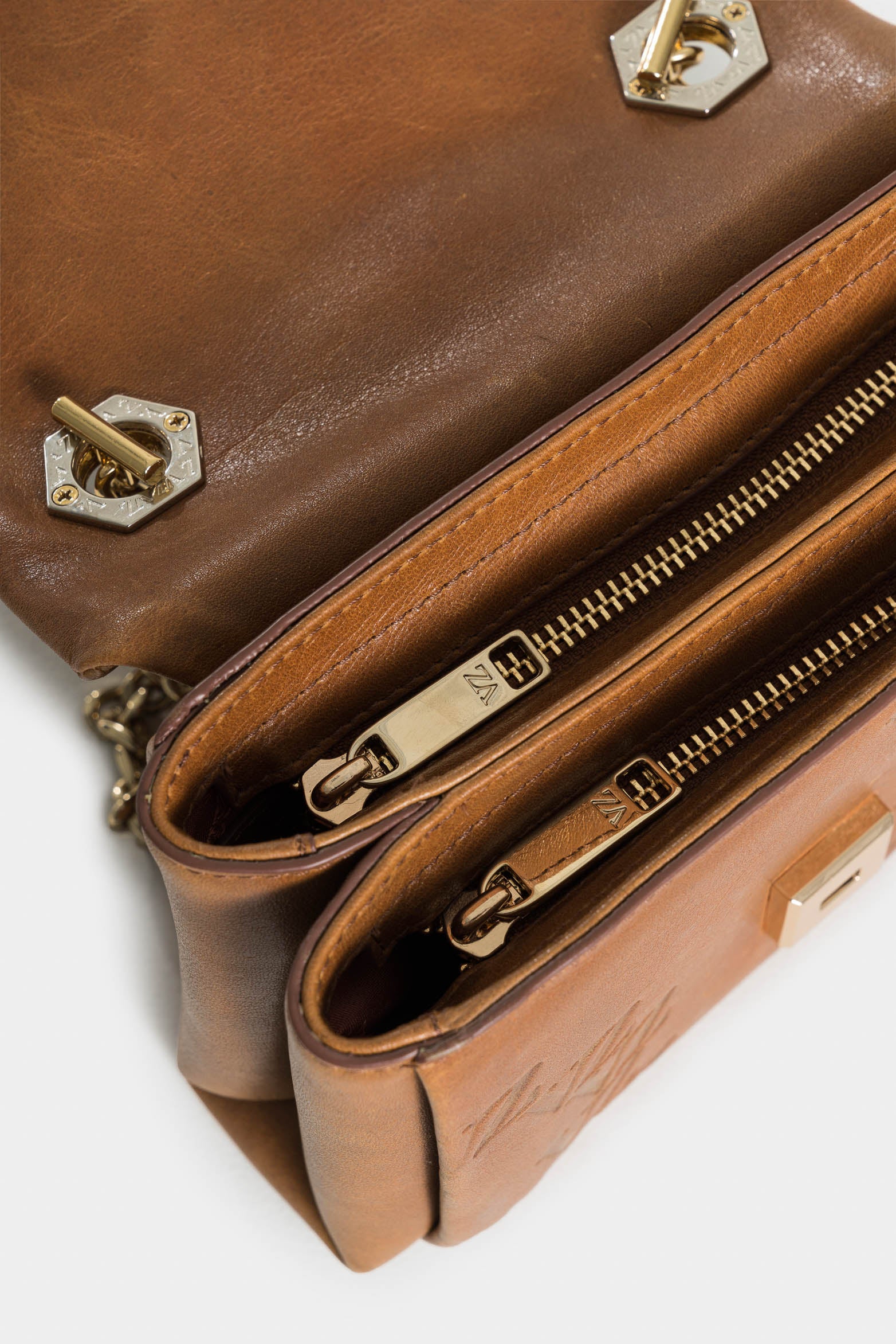 Mini Lili 2.0 Hands-Free Leather Bag with Metallic Chain - Image 5
