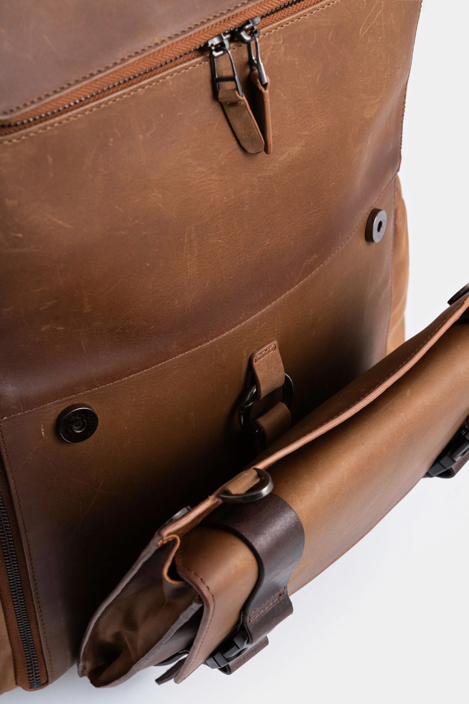 Nomad Leather Backpack for Men, Multifunctional - Image 6