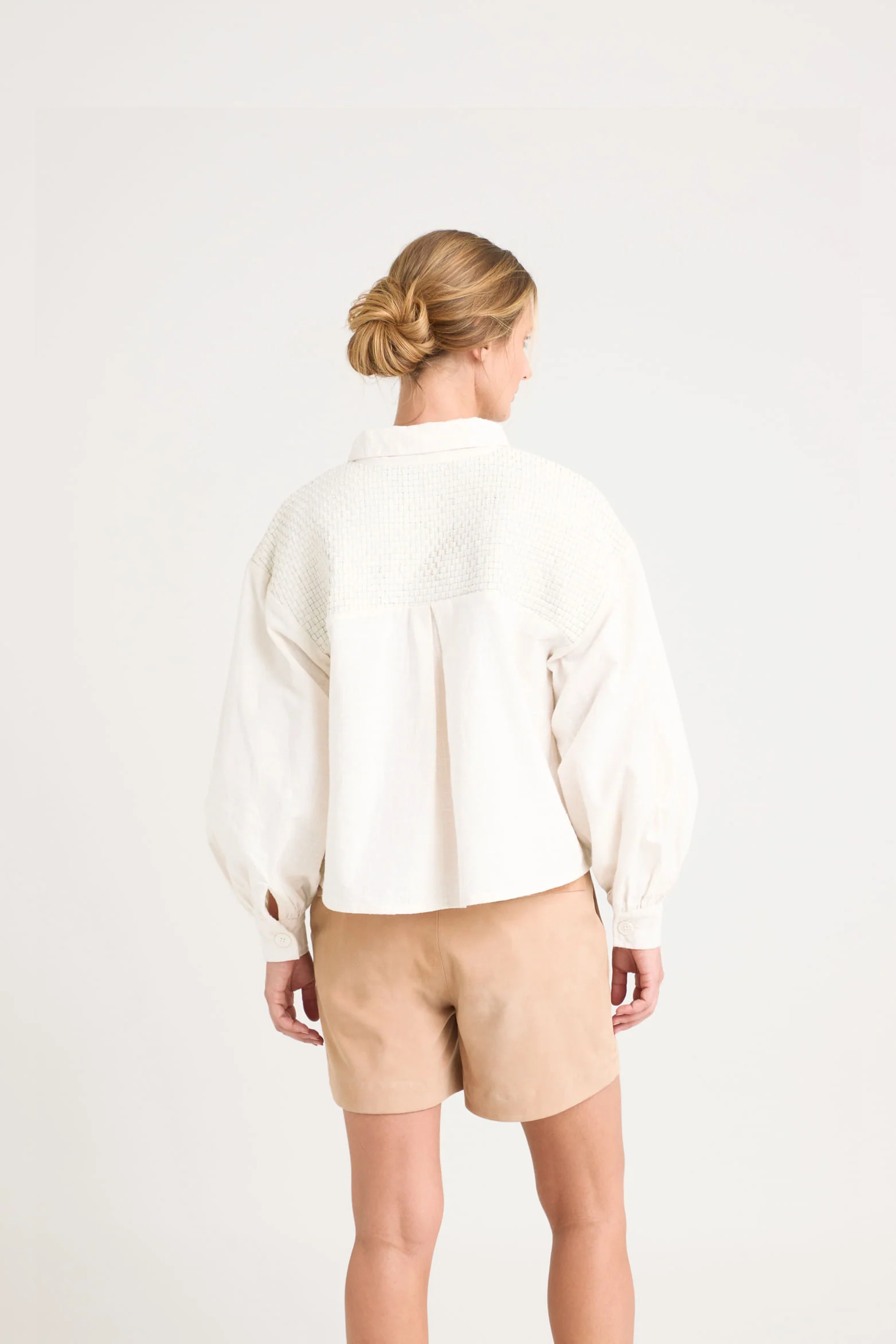 Oversized Iris Linen Jacket for Women with Knitted Cuffs - Image 6