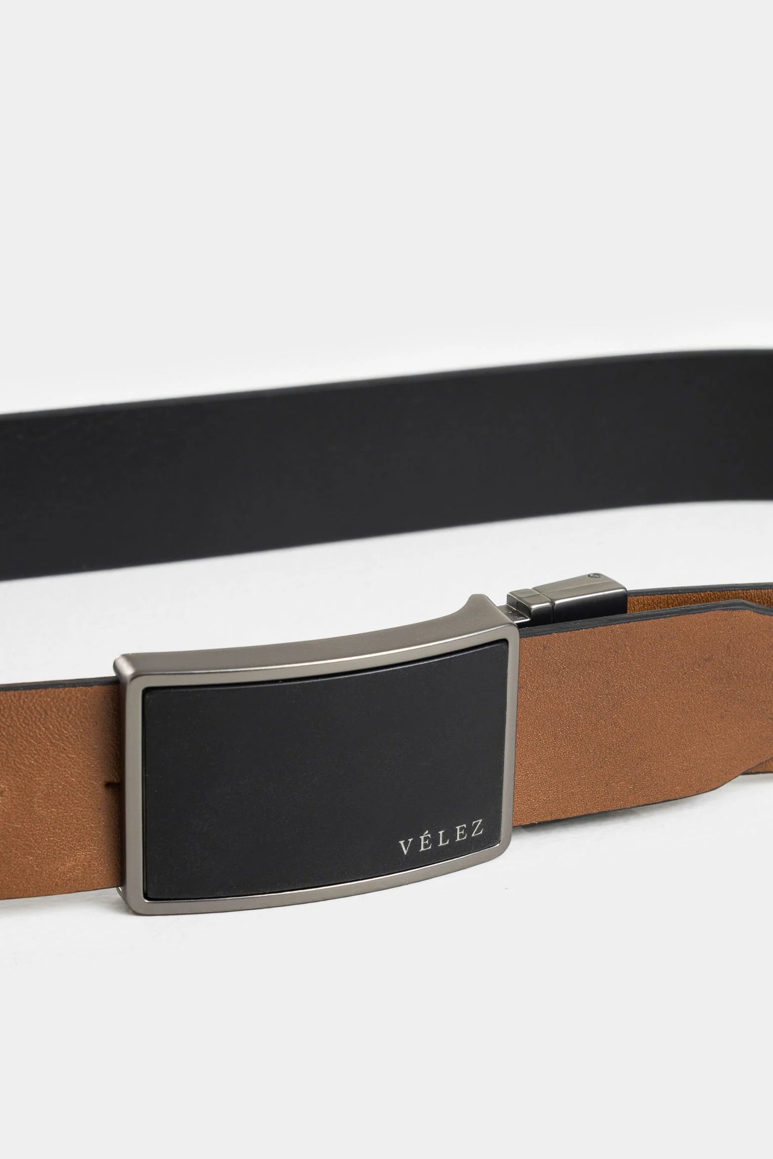 Reversible Leather Belt with Contrast Buckle - Image 4