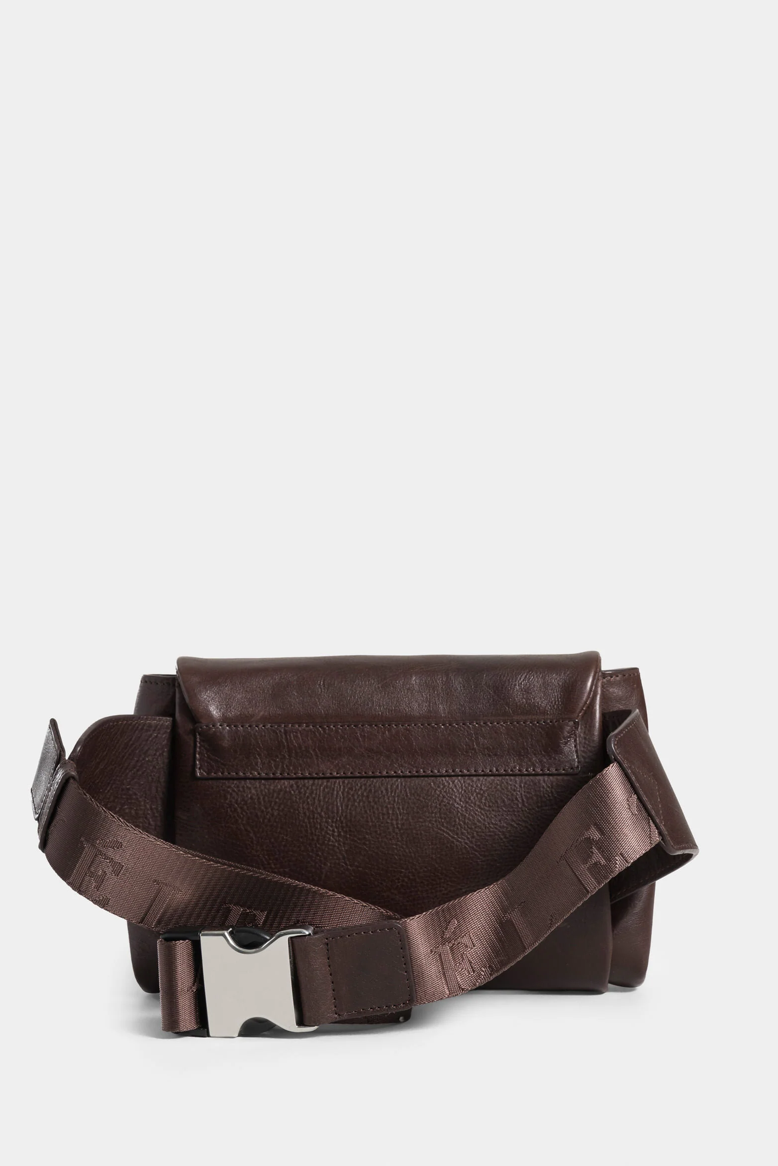 River Leather Fanny Pack with Metallic Plate for Men - Image 3