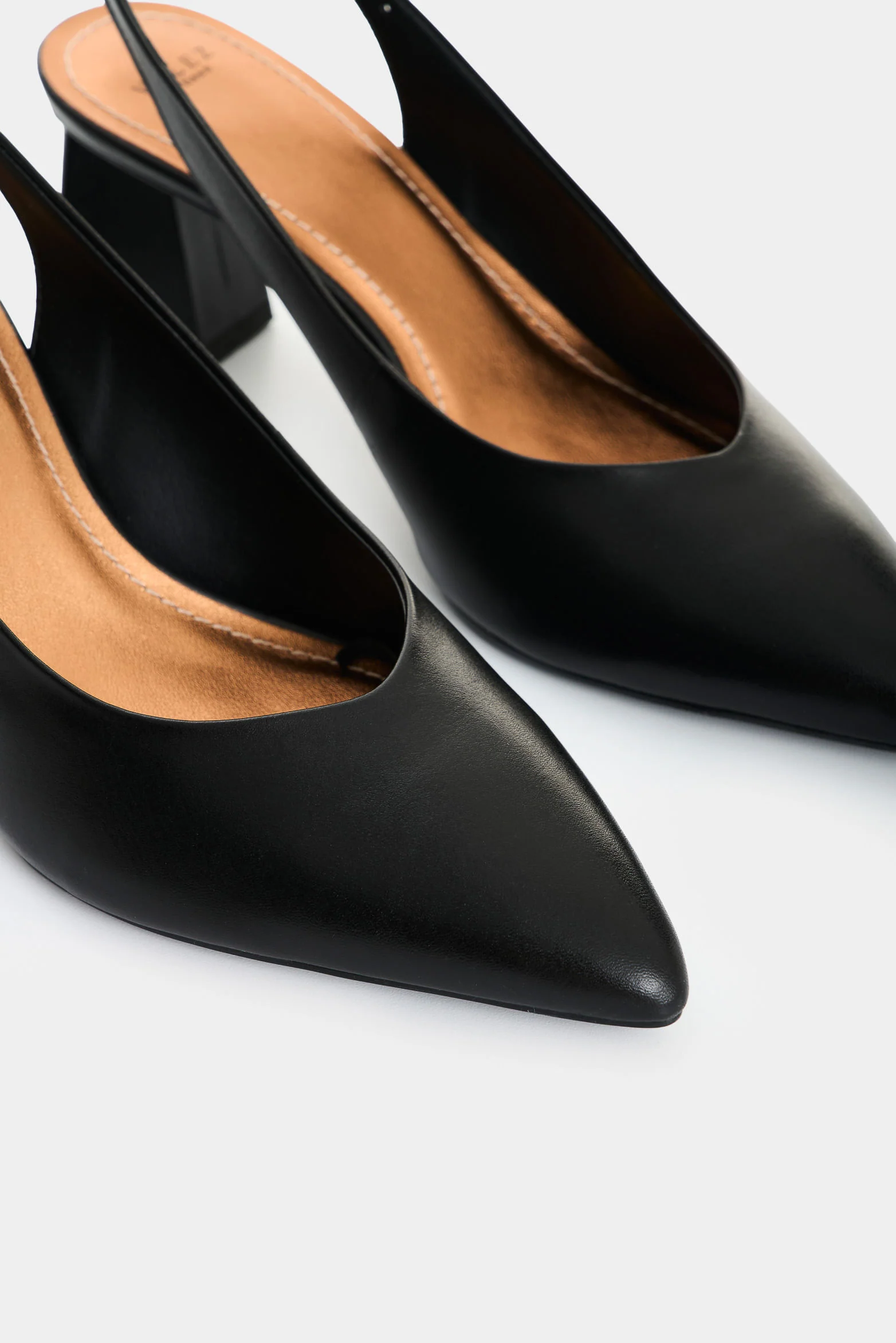 San Joaquin closed-toe leather heels for women with contrast detail - Image 5