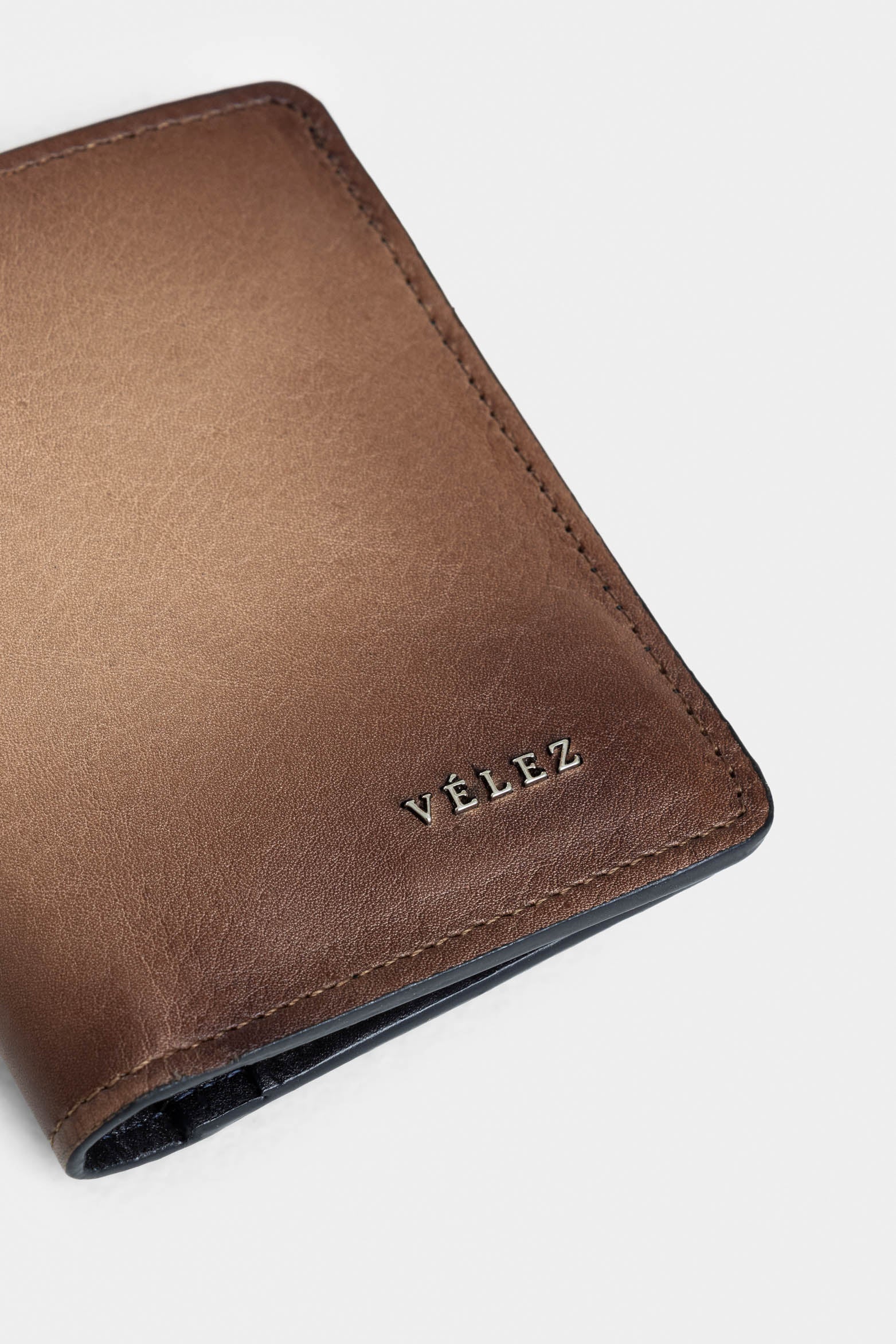 Shadow Men's Leather Wallet with Gradient Finish - Image 4