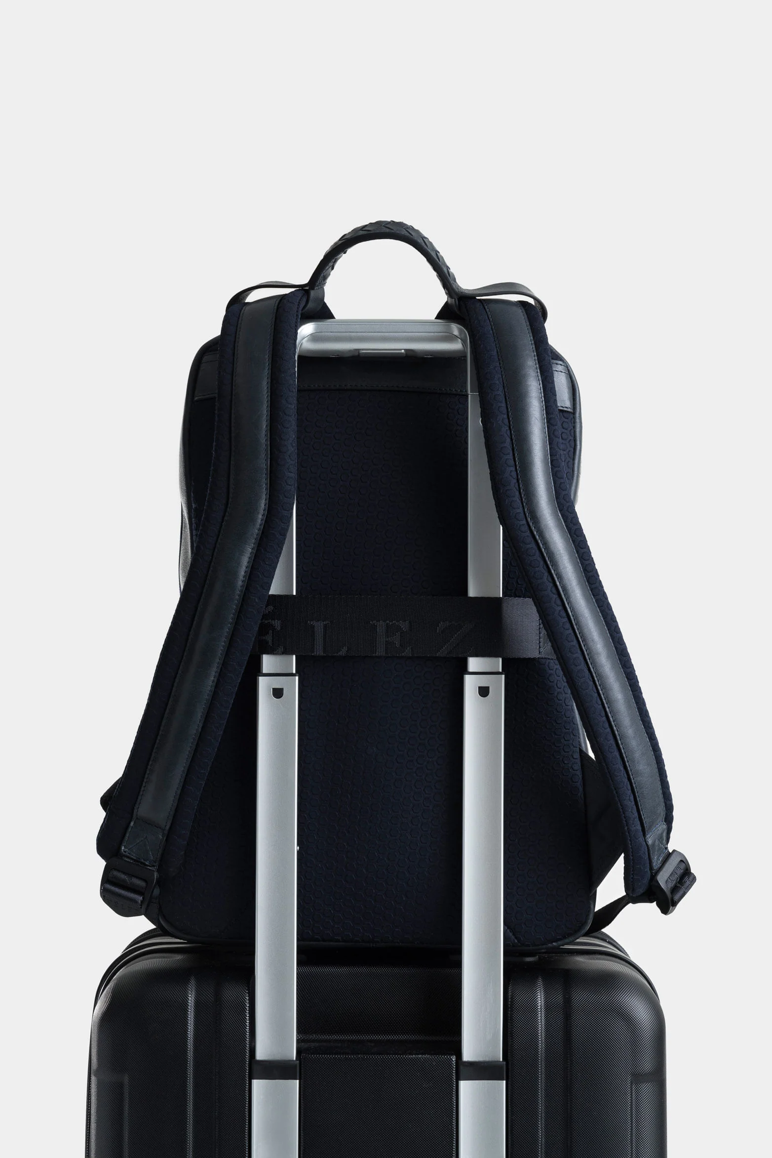 Slim Silhouette Támesis Leather Backpack for Men in Dark Blue - Image 3