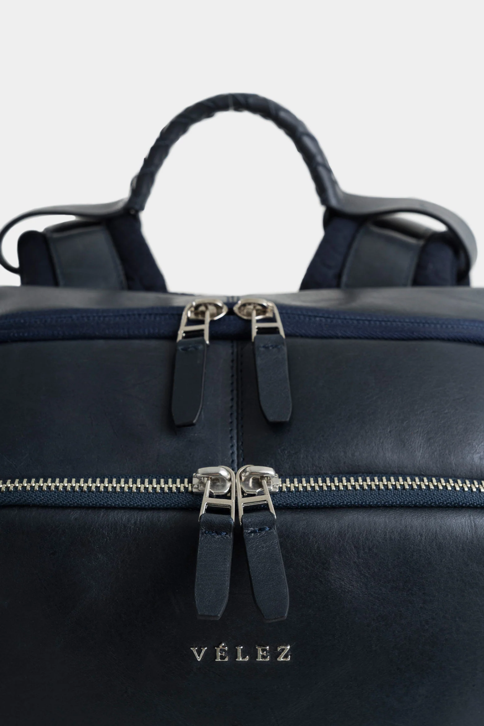 Slim Silhouette Támesis Leather Backpack for Men in Dark Blue - Image 4