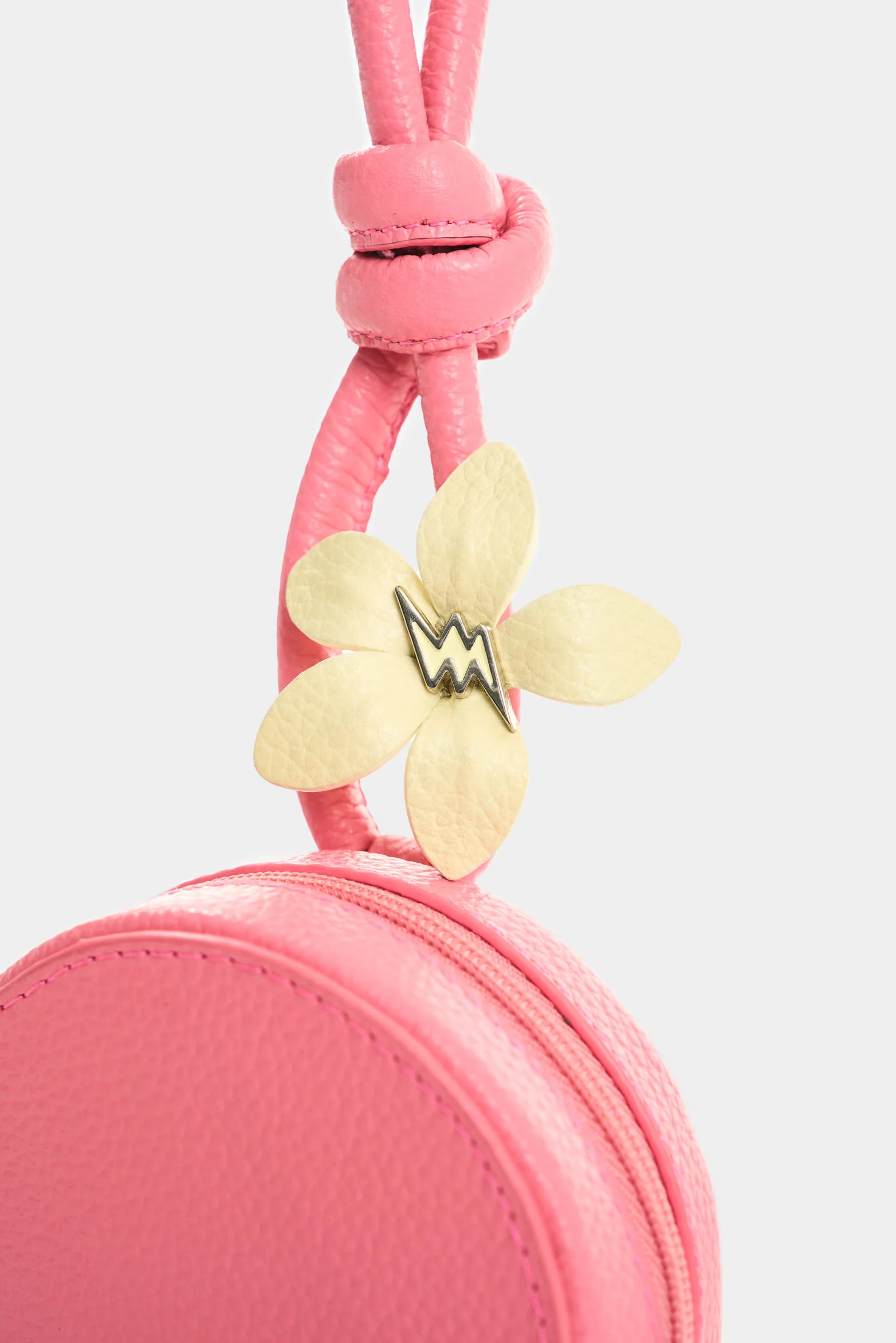 Small leather San Joaquín flower brooch for women - Image 2