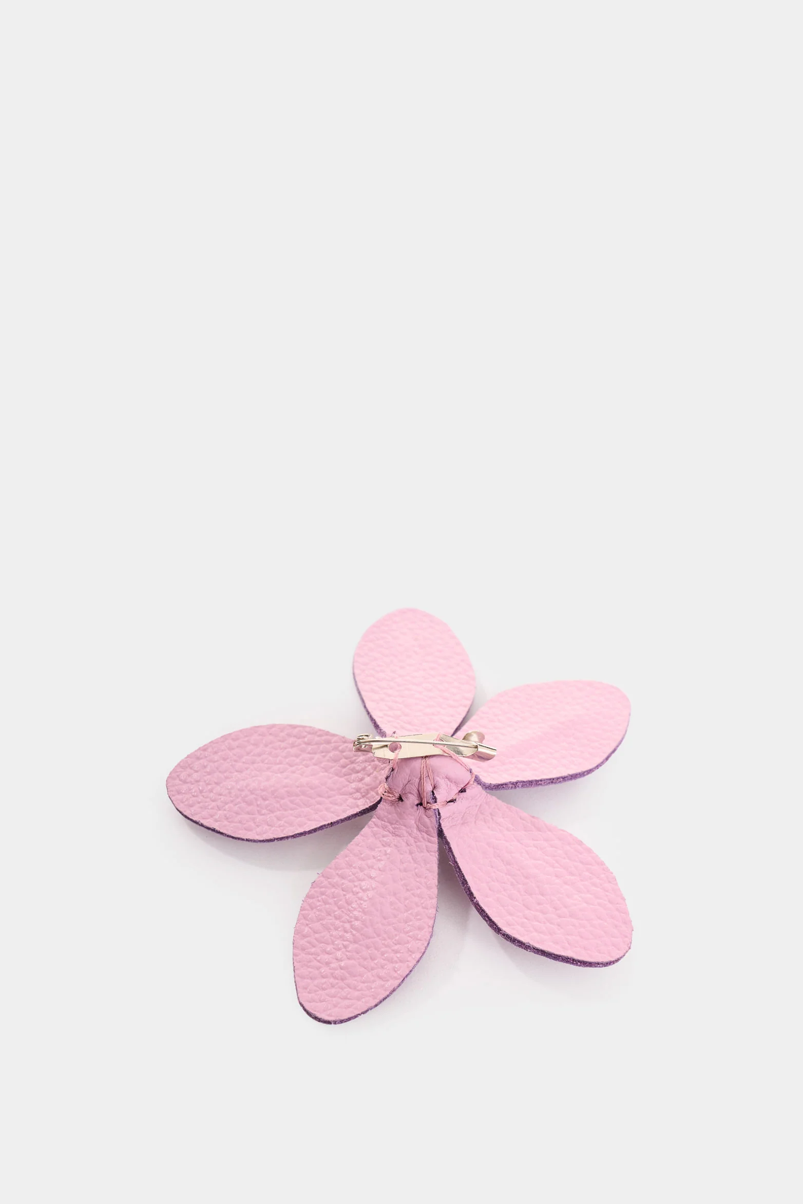 Small leather San Joaquín flower brooch for women - Image 3
