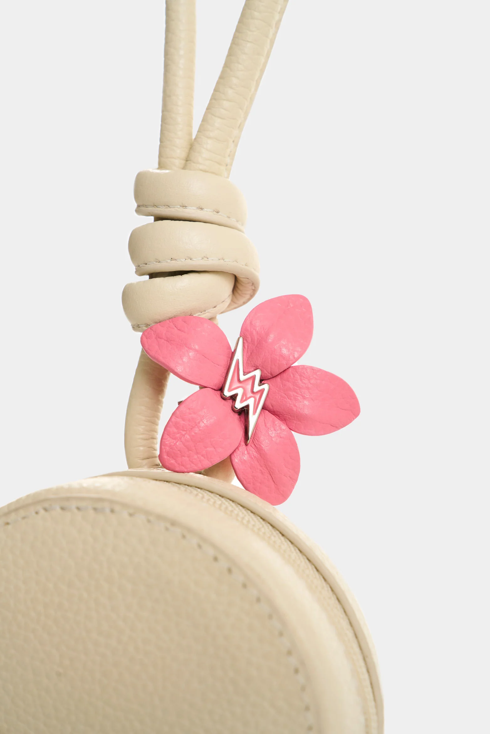 Small leather San Joaquín flower brooch for women - Image 2
