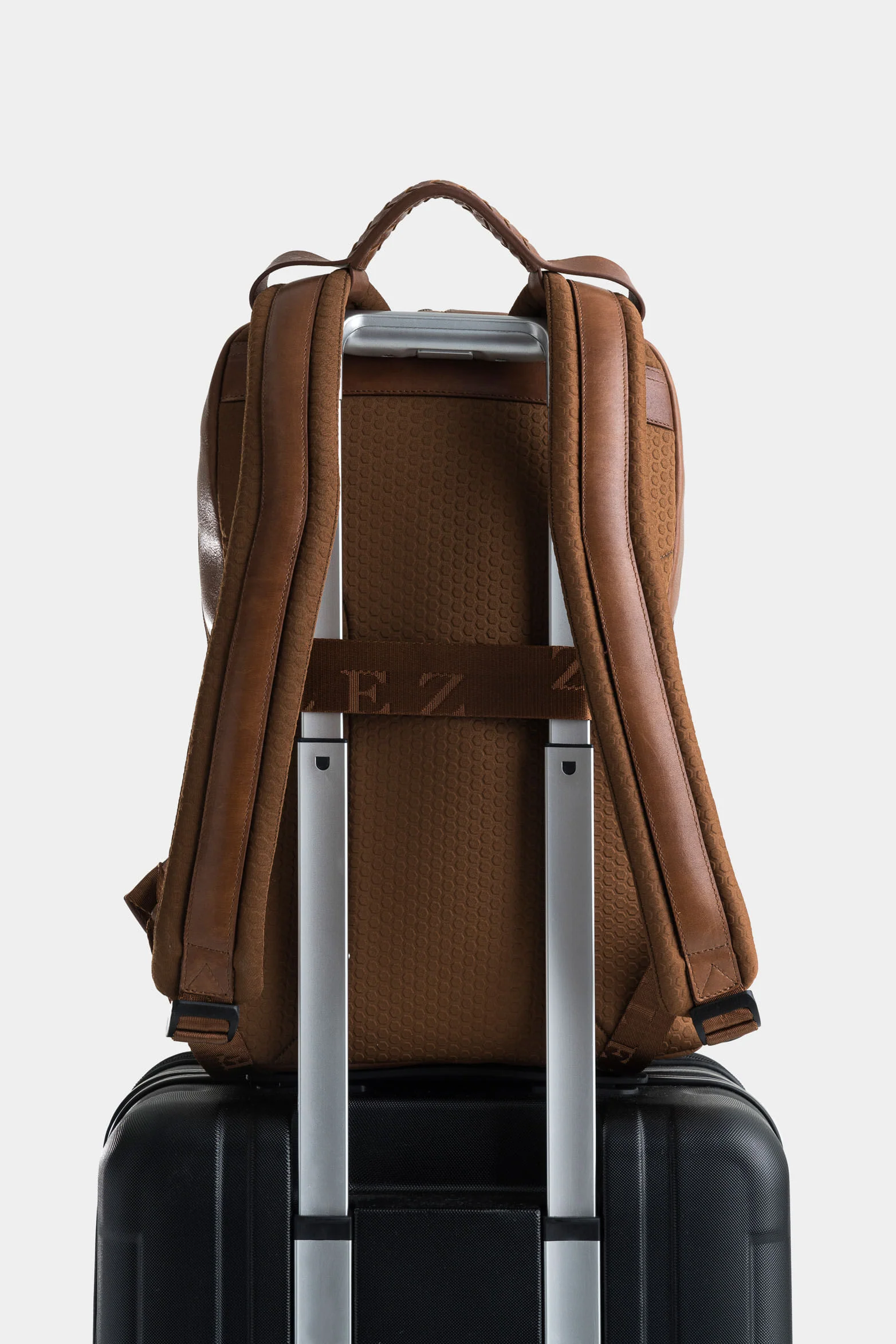 Támesis Slim Silhouette Leather Backpack for Men - Image 3