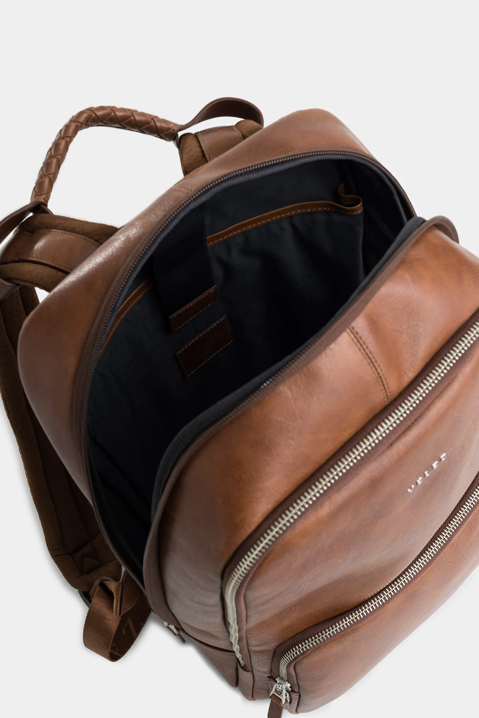 Támesis Slim Silhouette Leather Backpack for Men - Image 4