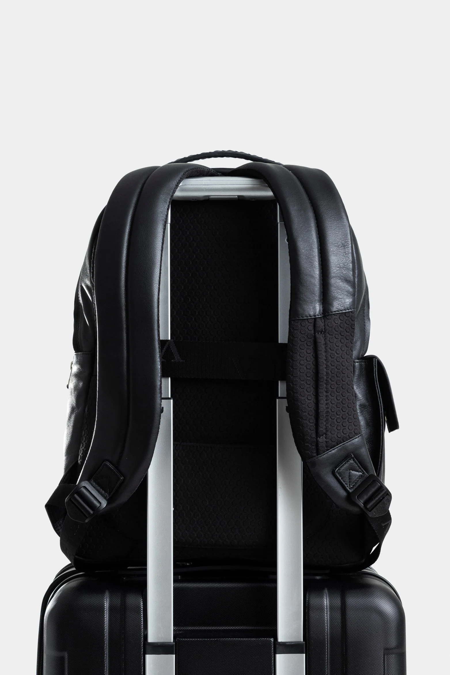 Tropical Escape 2.0 Leather Backpack for Men with Side Pocket - Image 3
