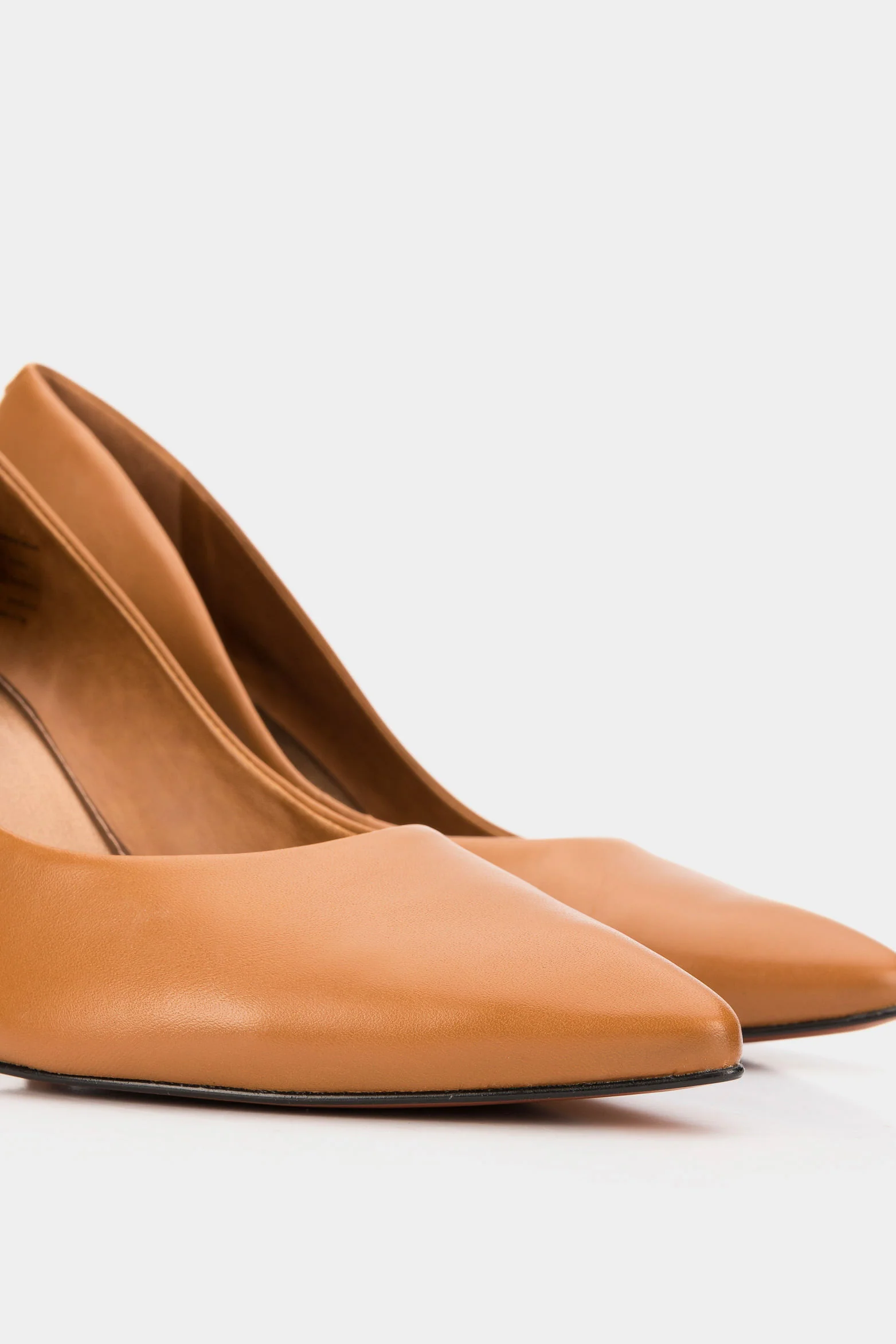 Women’s Atanasova Leather Pump in Honey - Image 2