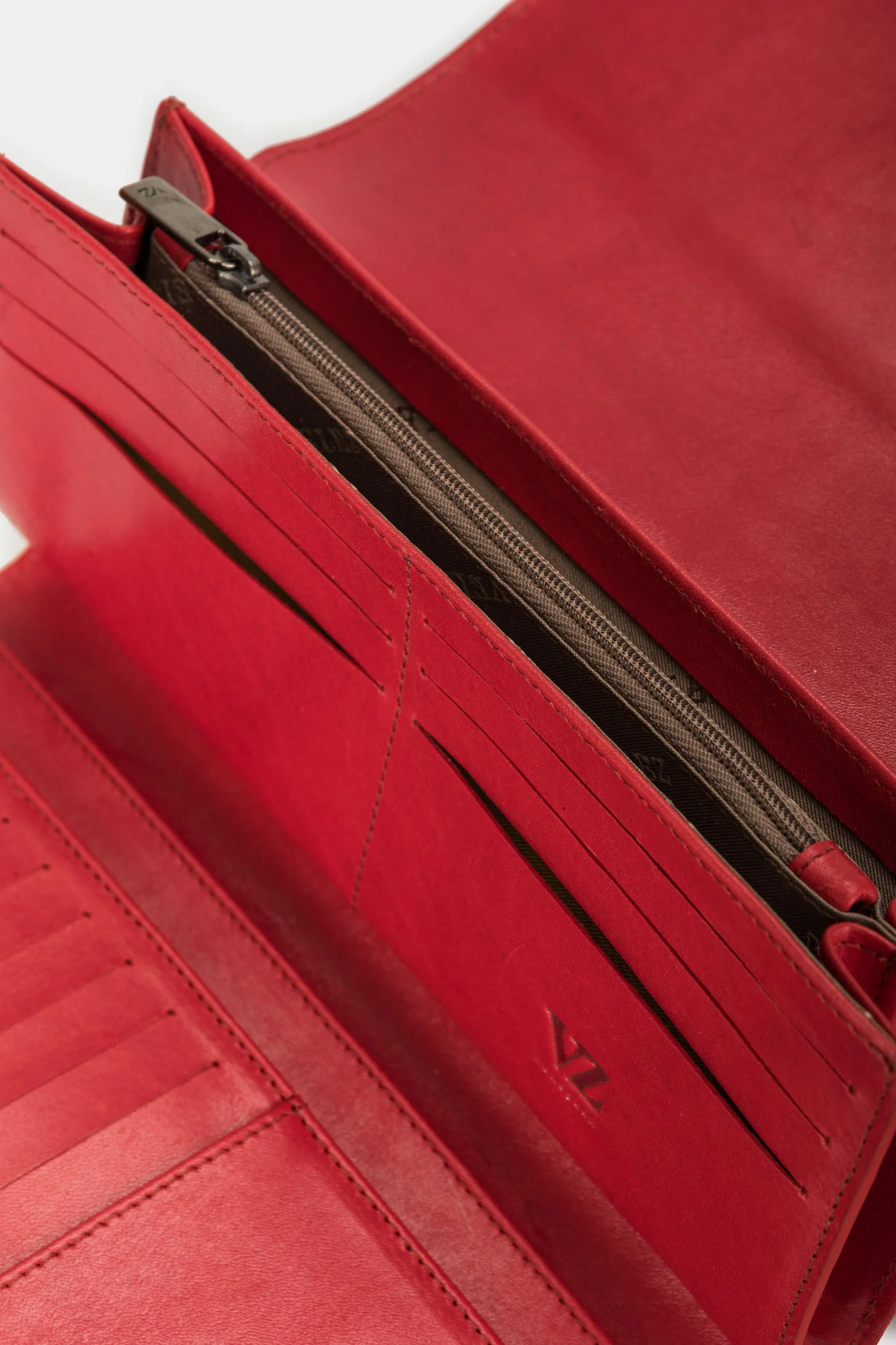 Women’s Damasco Accordion Wallet in Leather with Perforated Detail - Image 5