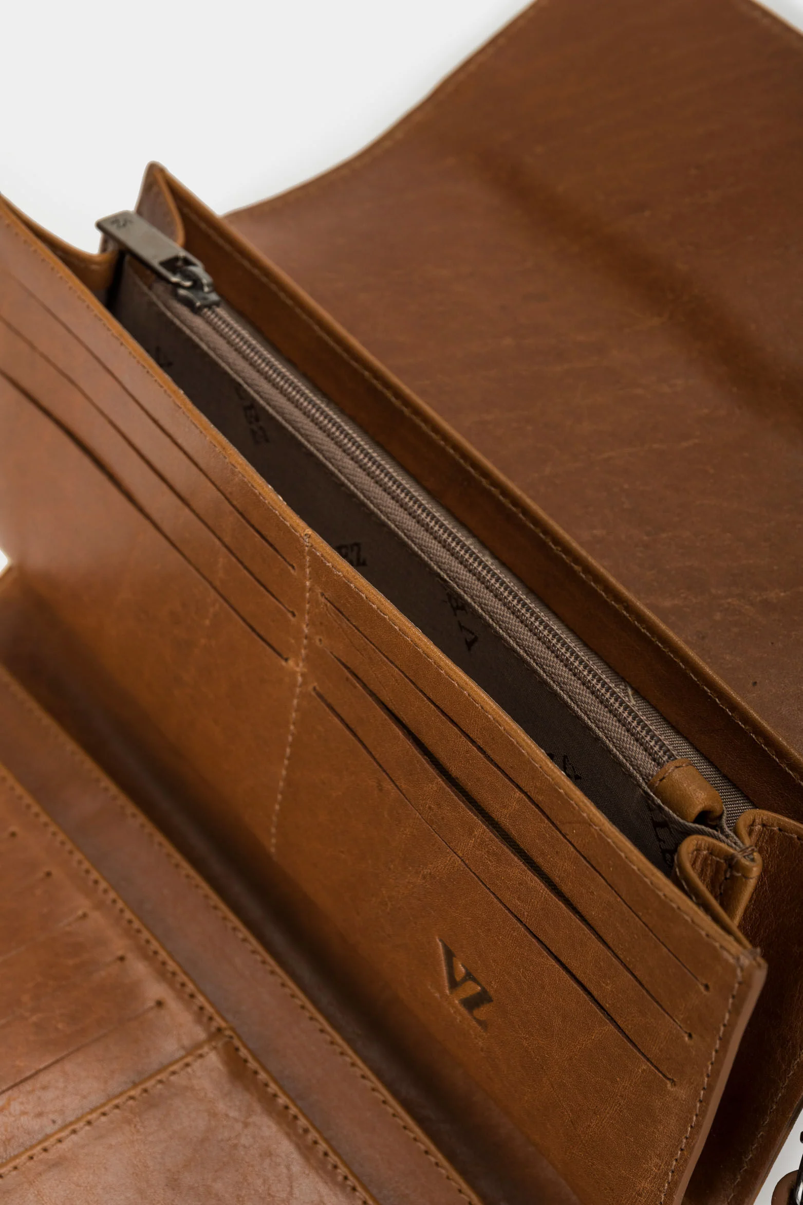 Women’s Damasco Accordion Wallet in Leather with Perforated Detail - Image 5