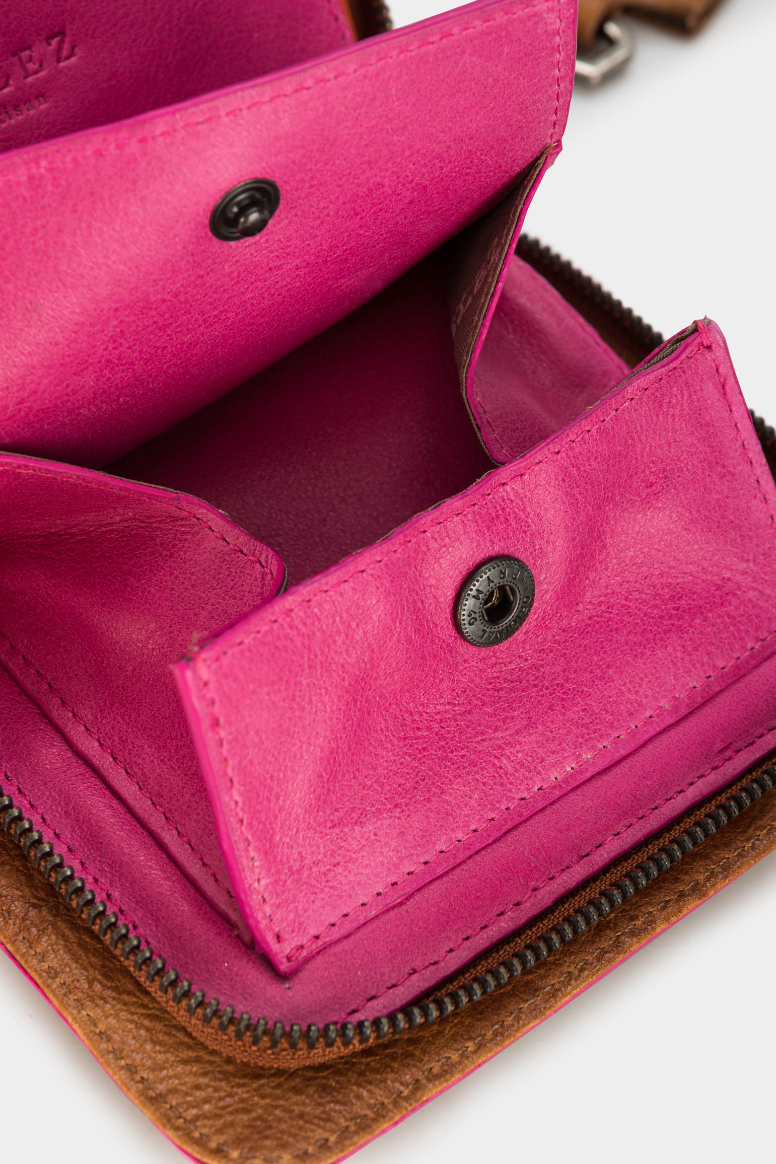 Women’s Kubor Leather Wallet with Wrist Strap - Image 7