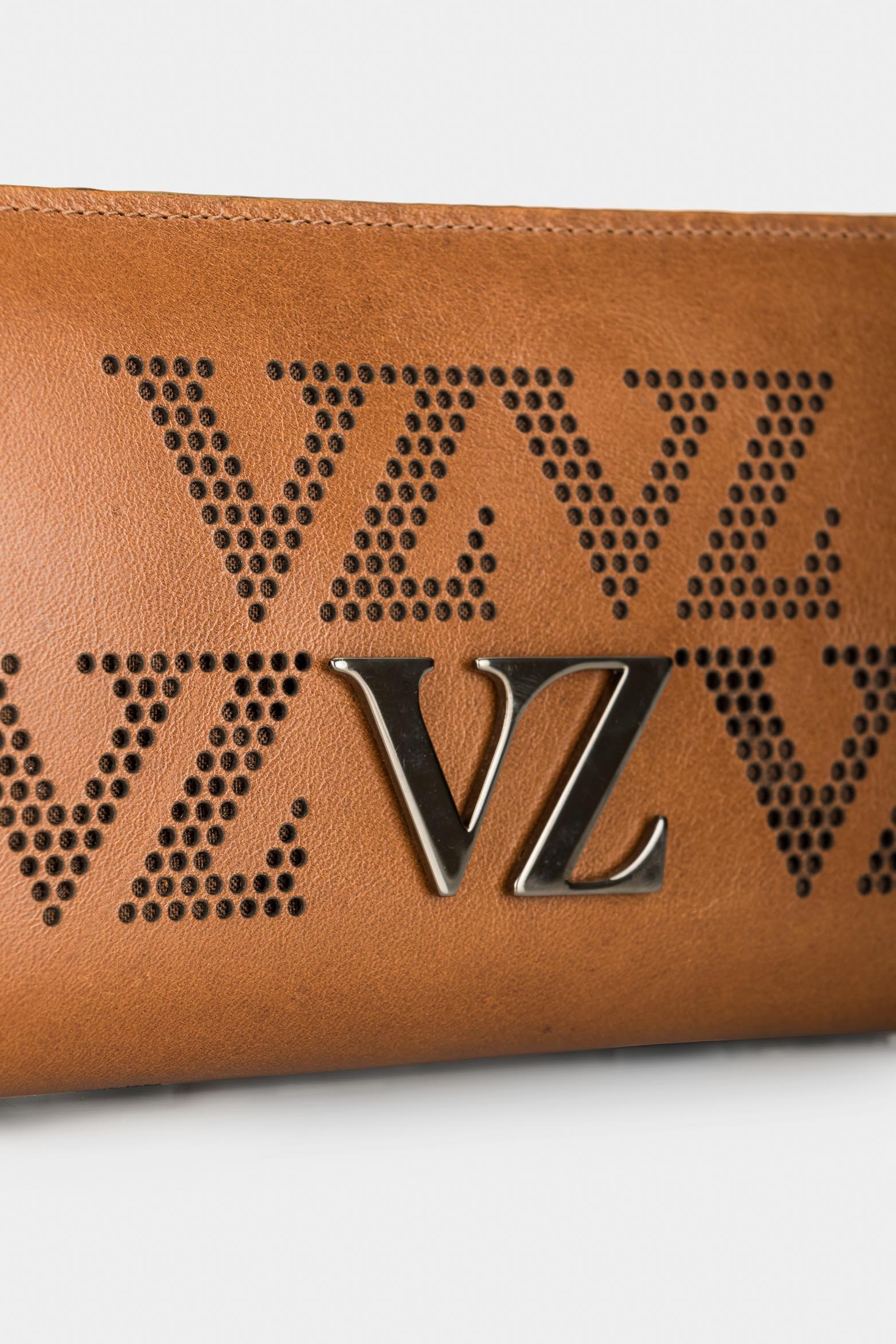 Women’s Parbat Accordion Wallet in Leather with Perforated Detail - Image 4