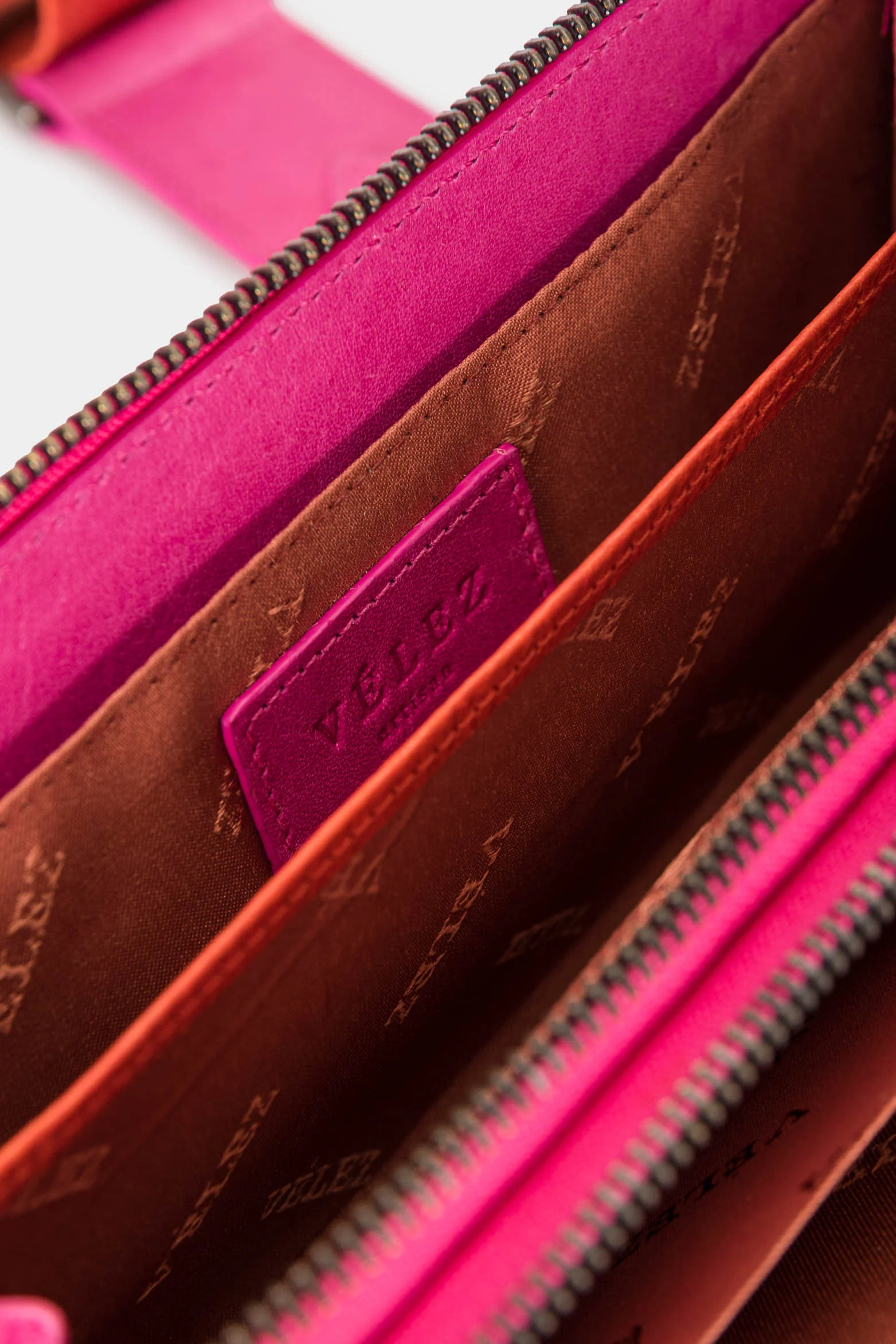 Women’s Singapore Accordion Wallet in Leather with Seatbelt-Style Strap - Image 7