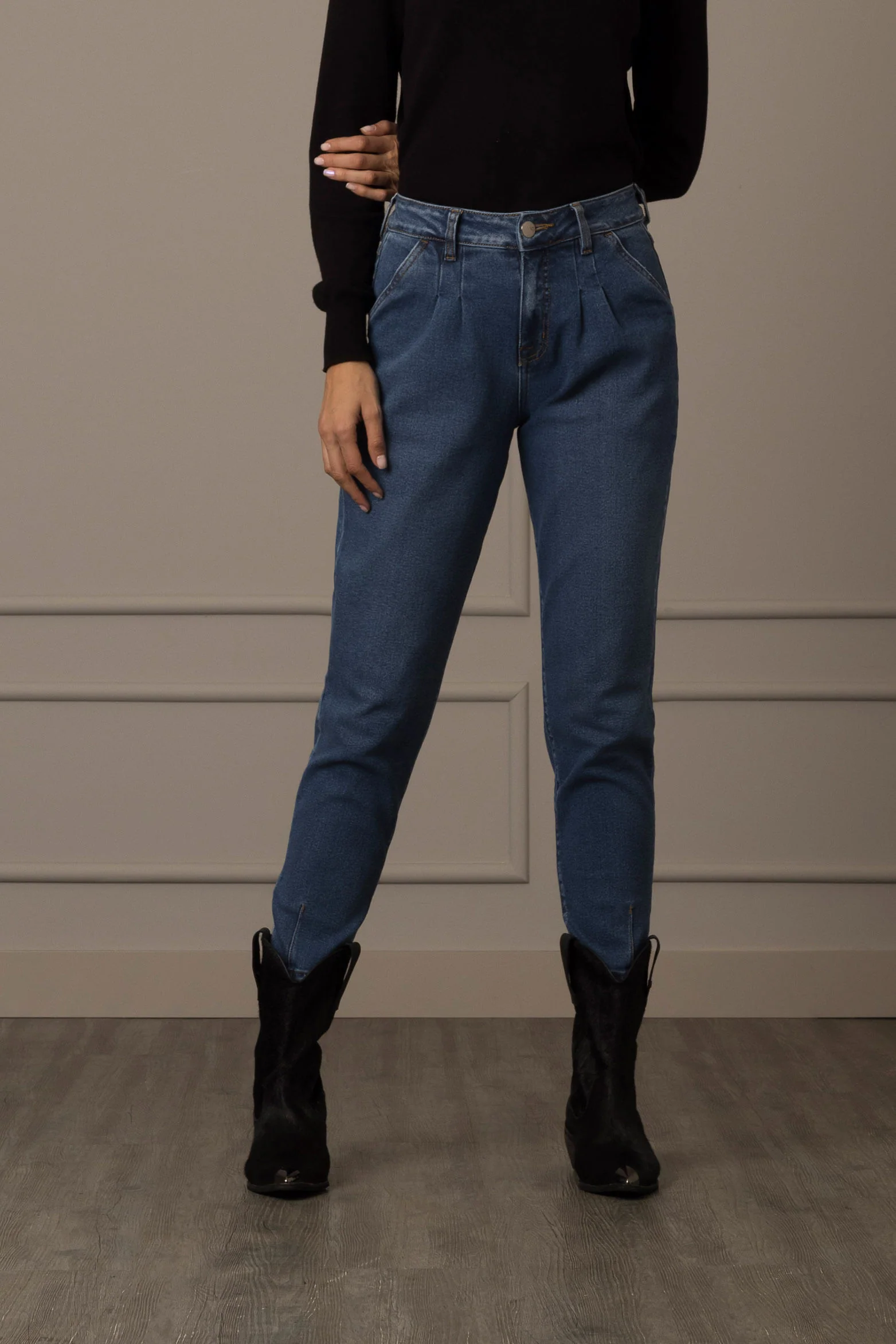 Women’s Tausia Mom-Fit Jean with Metallic Details - Image 4