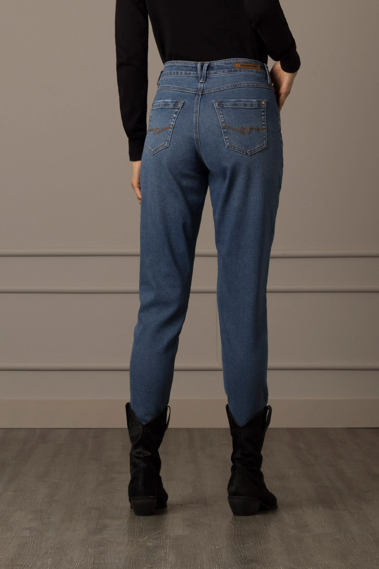Women’s Tausia Mom-Fit Jean with Metallic Details - Image 5