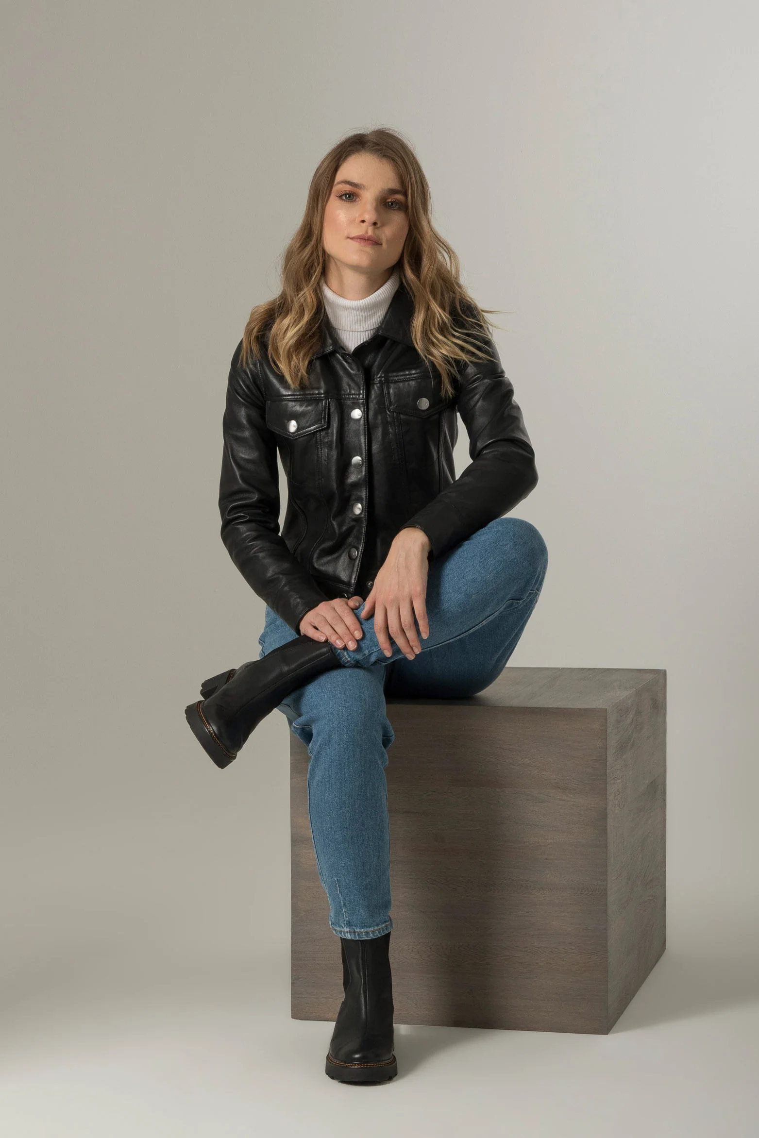 Women’s Trucker Jacket in Black Leather with Flap Pockets