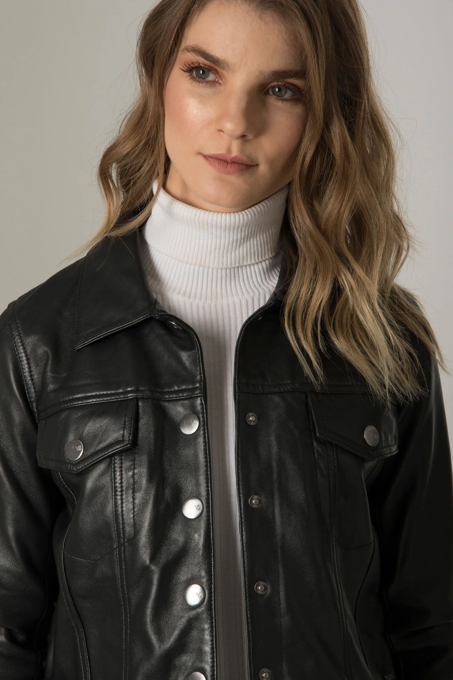 Women’s Trucker Jacket in Black Leather with Flap Pockets - Image 2