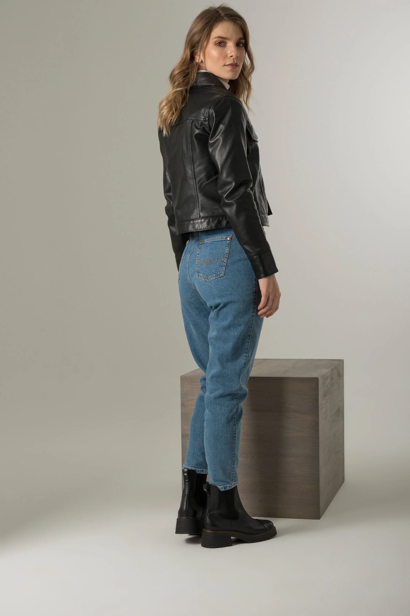 Women’s Trucker Jacket in Black Leather with Flap Pockets - Image 3