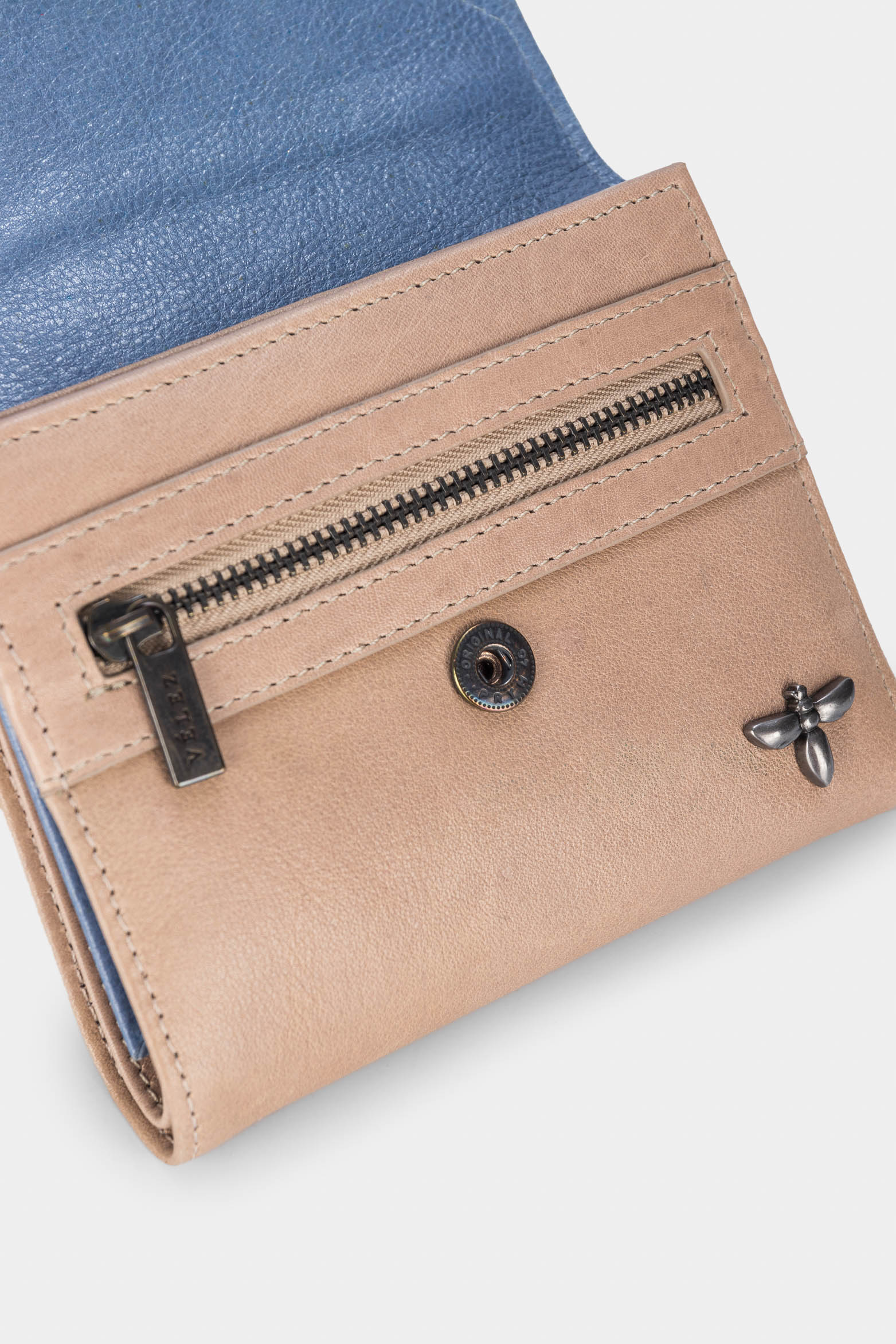Women’s Twist Wallet in Leather with Snap Closure System - Image 4