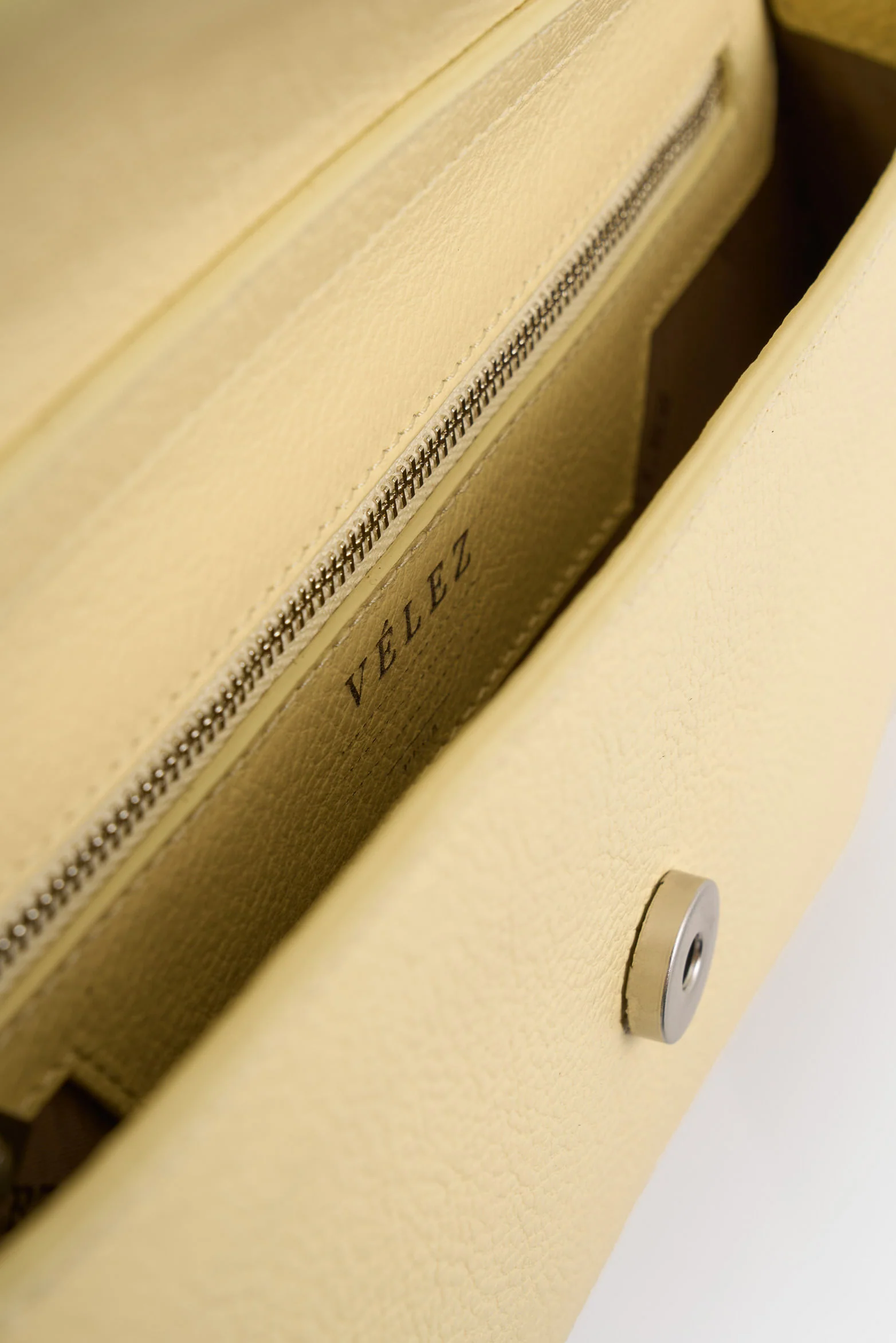 Women's Leather Bowling Hexa Baguette Bag with Chain Detail - Image 5
