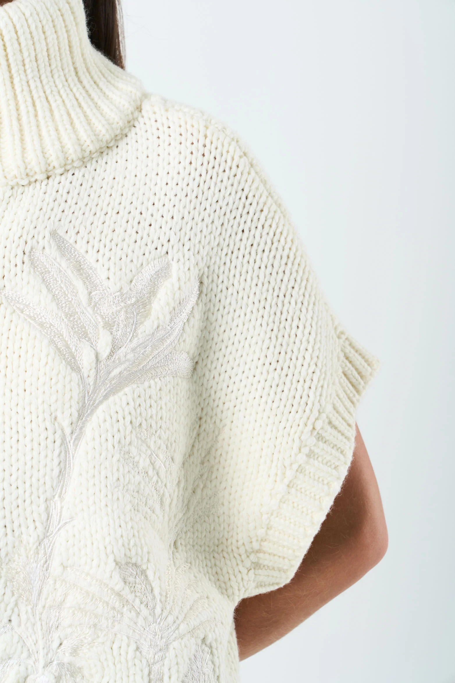 Woven Hybris Vest for women with embroidery - Image 7